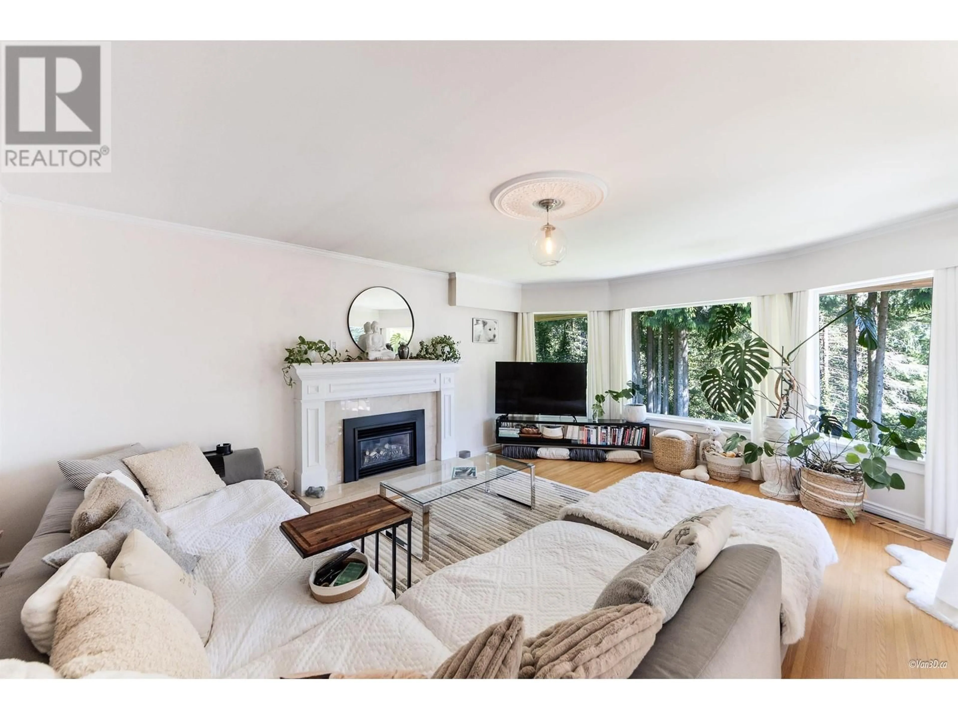 Living room with furniture, unknown for 91 DEEP DENE PLACE, West Vancouver British Columbia V7S1A3