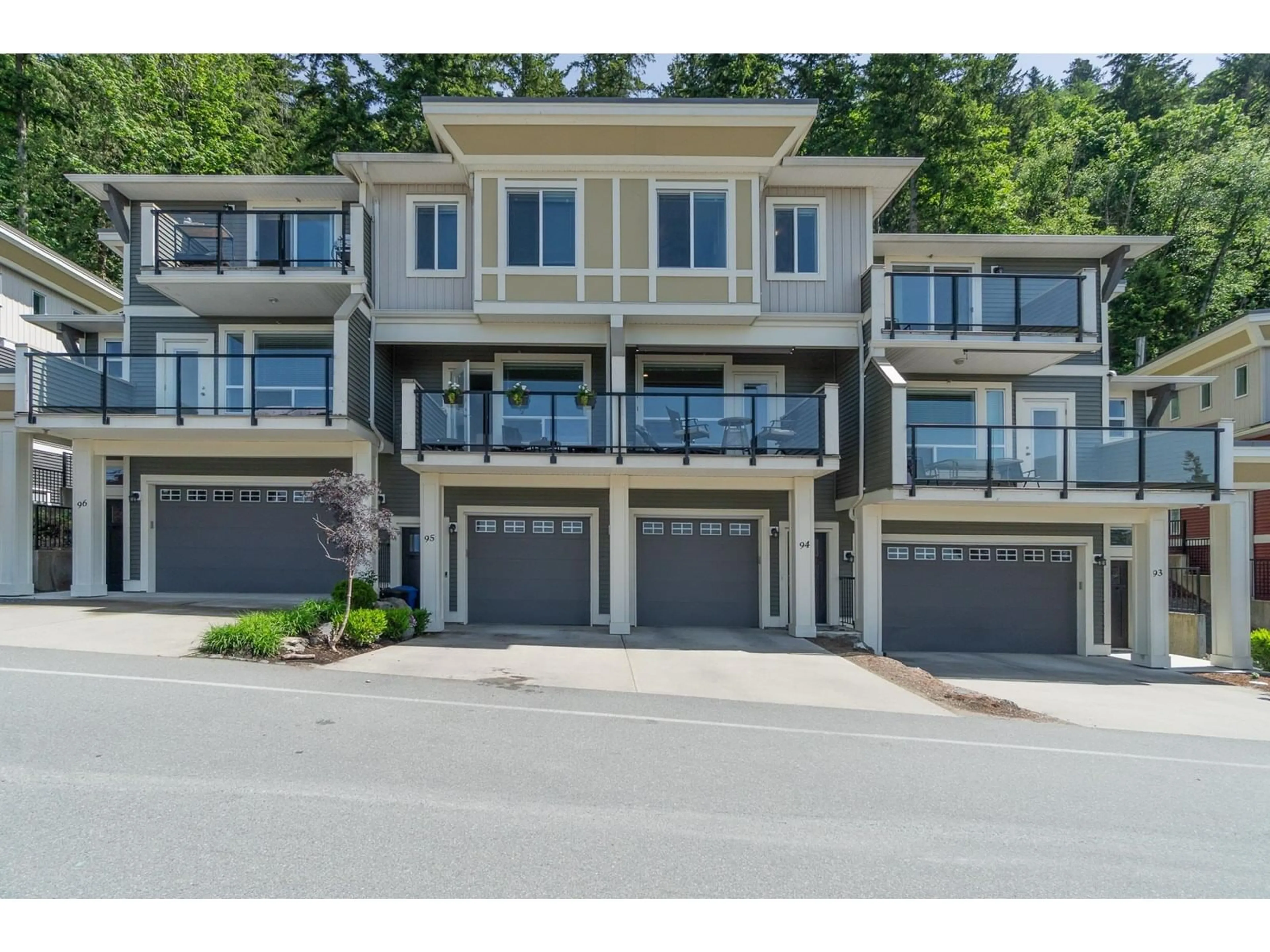 A pic from outside/outdoor area/front of a property/back of a property/a pic from drone, unknown for 94 - 6026 LINDEMAN STREET, Chilliwack British Columbia V2R0W1
