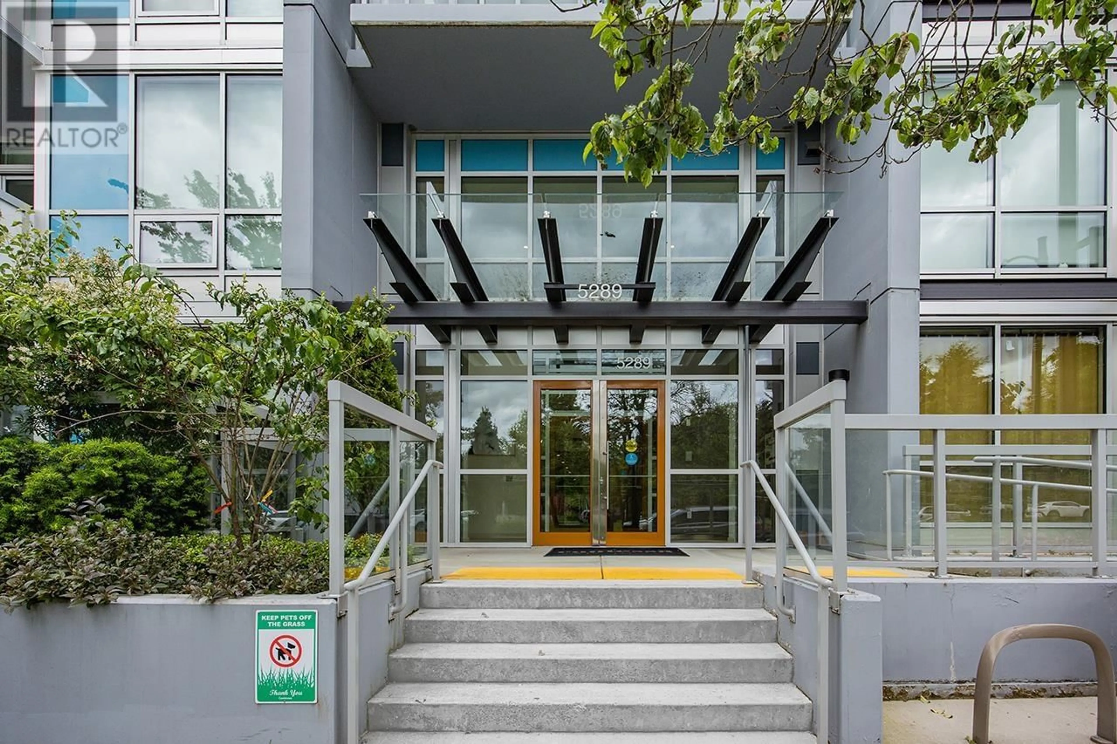 Indoor foyer for 214 - 5289 CAMBIE STREET, Vancouver British Columbia V5Z2Z6
