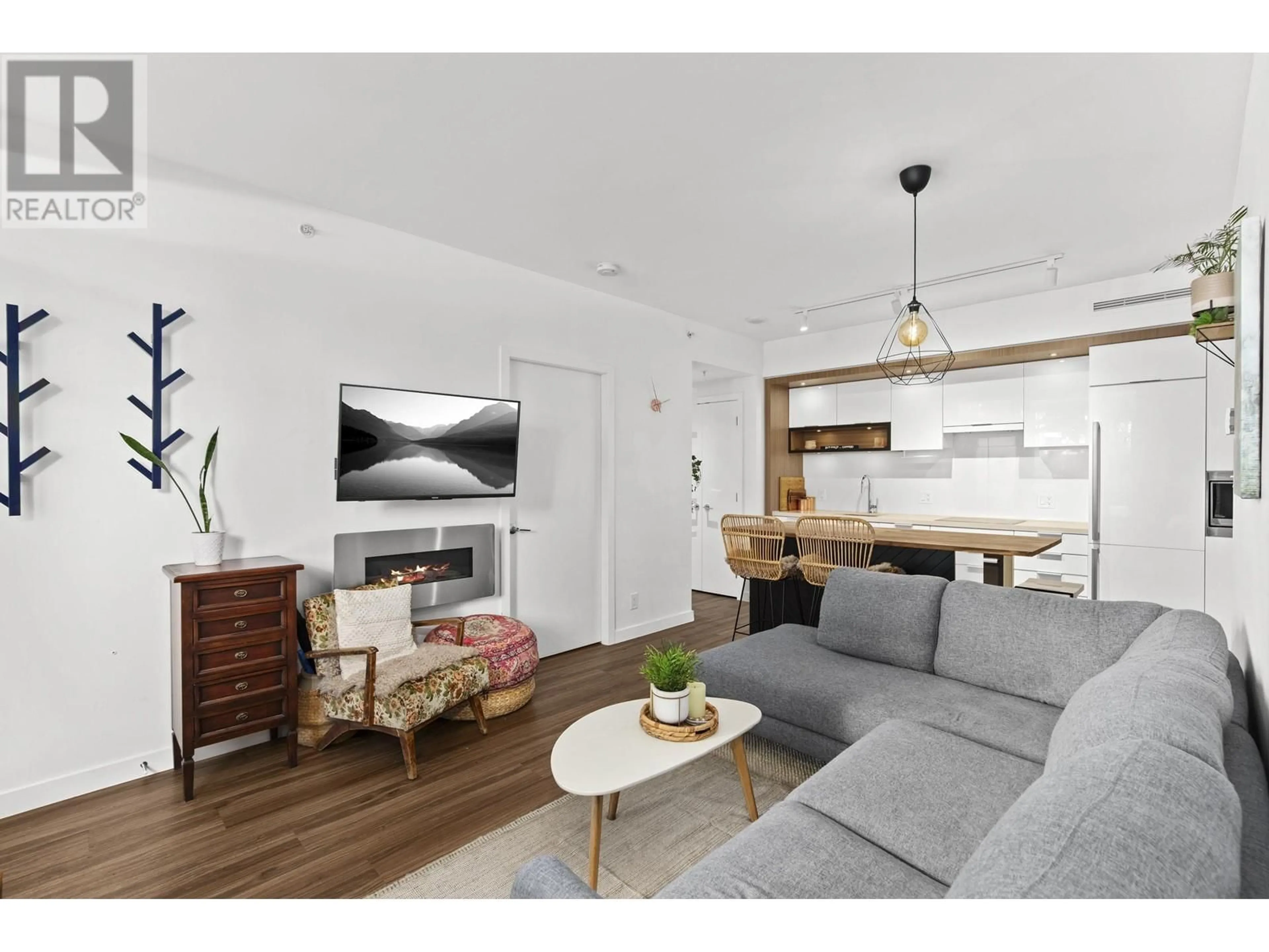 Living room with furniture, wood/laminate floor for 101 - 1661 QUEBEC STREET, Vancouver British Columbia V6A0H2