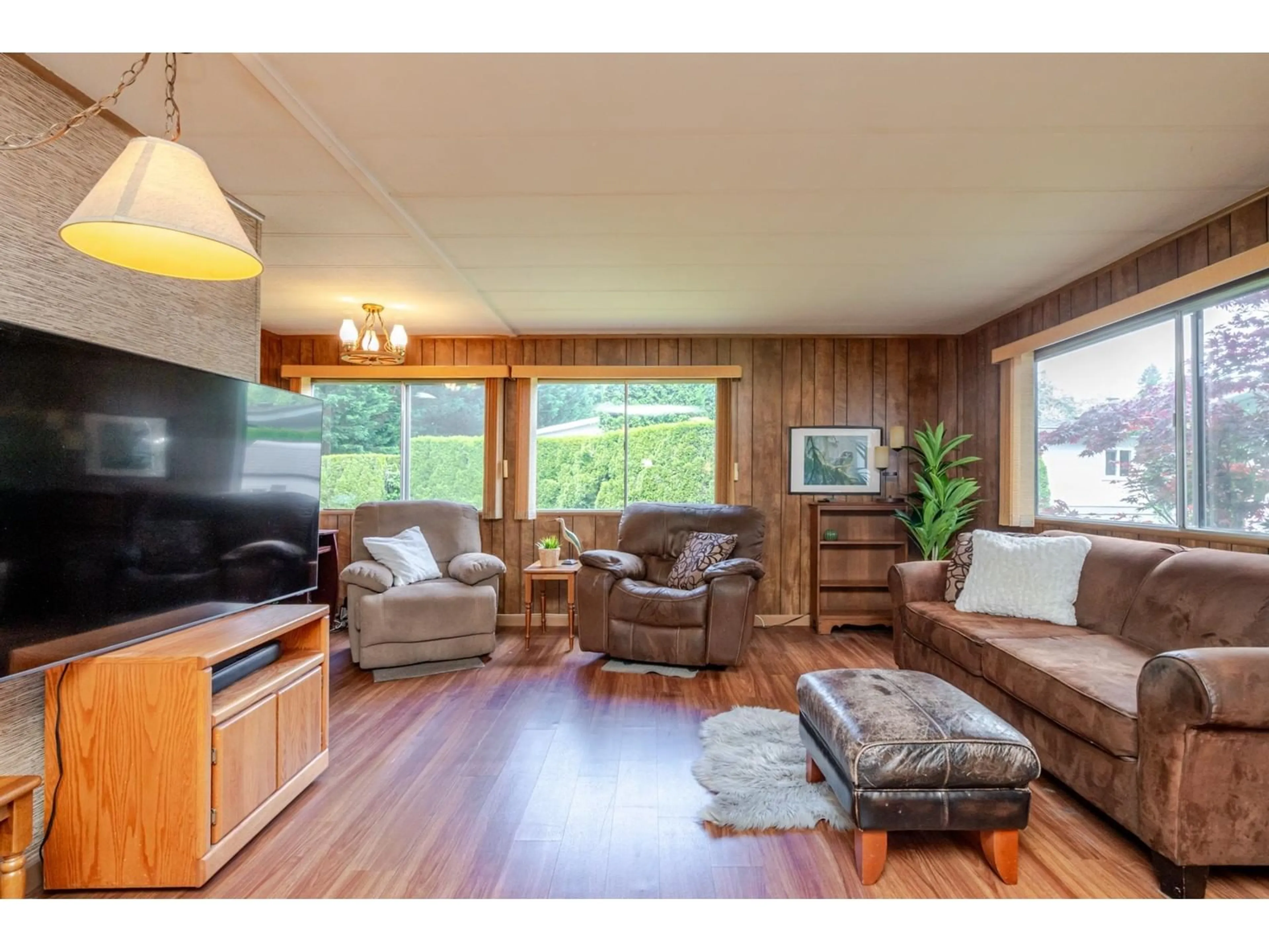 Living room with furniture, wood/laminate floor for 61 - 2270 196TH, Langley British Columbia V2Z1N6