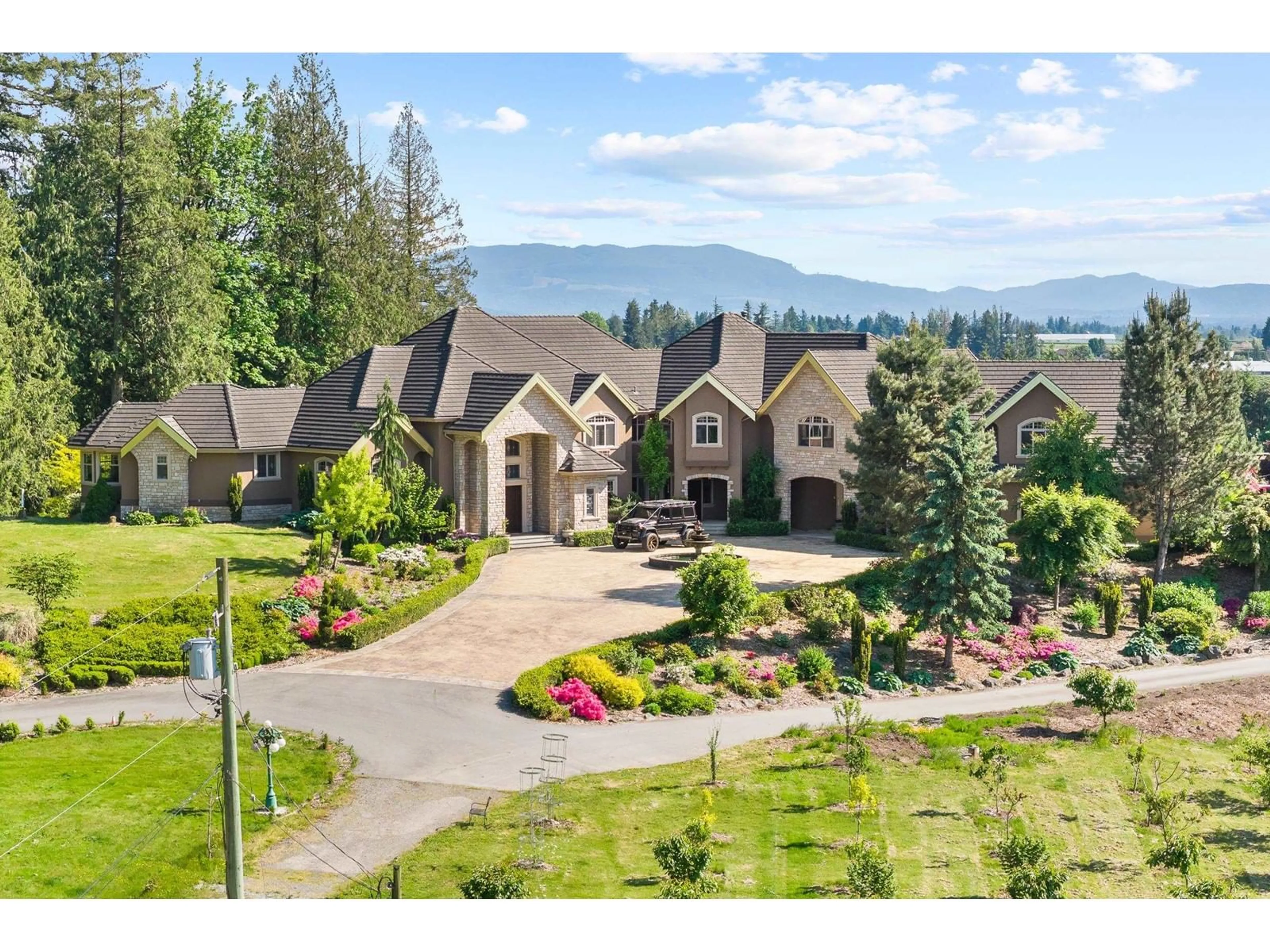 A pic from outside/outdoor area/front of a property/back of a property/a pic from drone, mountain view for 32288 KING, Abbotsford British Columbia V2T5Z5
