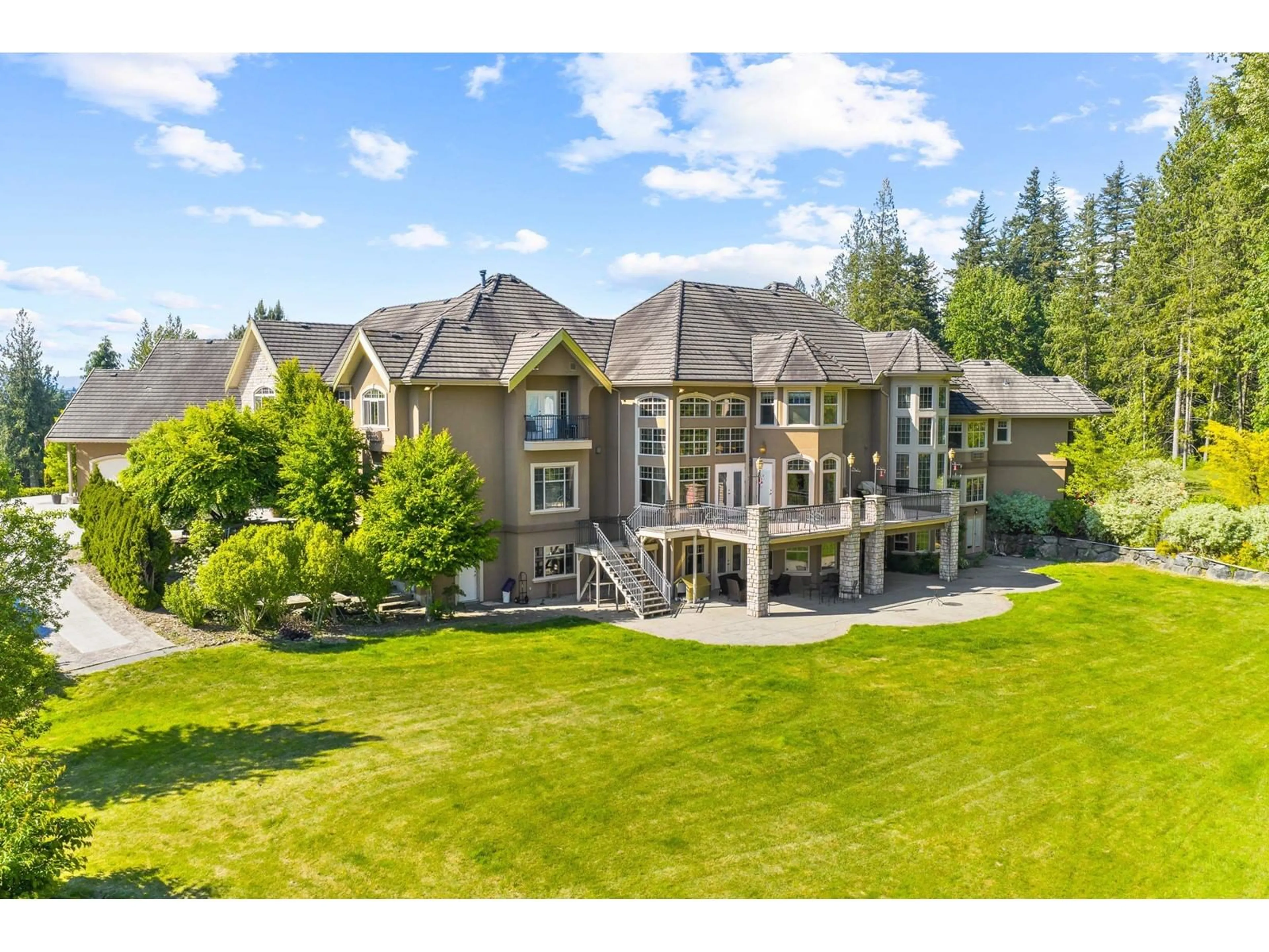 A pic from outside/outdoor area/front of a property/back of a property/a pic from drone, mountain view for 32288 KING, Abbotsford British Columbia V2T5Z5