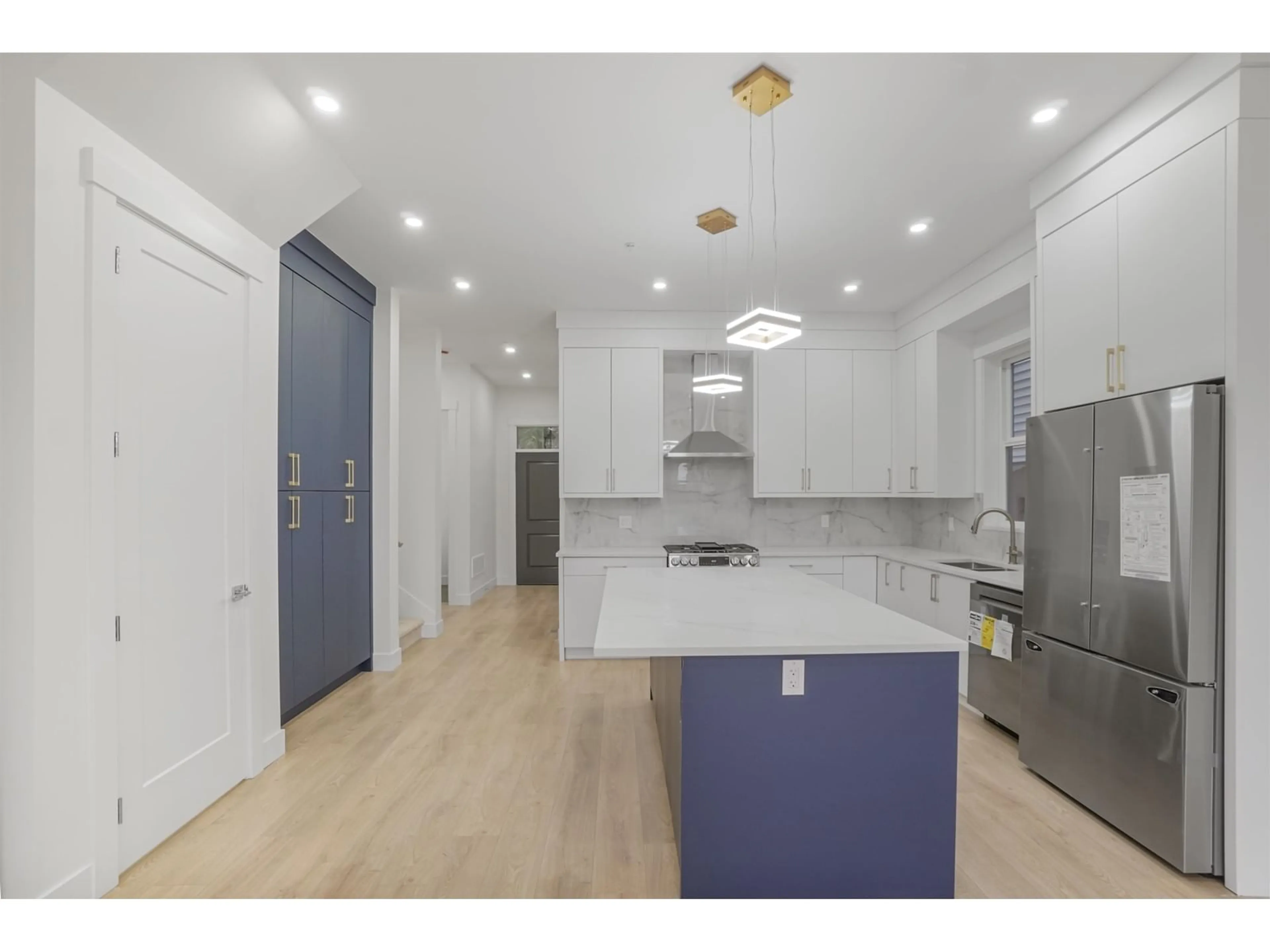 Open concept kitchen, unknown for 20543 74B, Langley British Columbia V2Y3S8