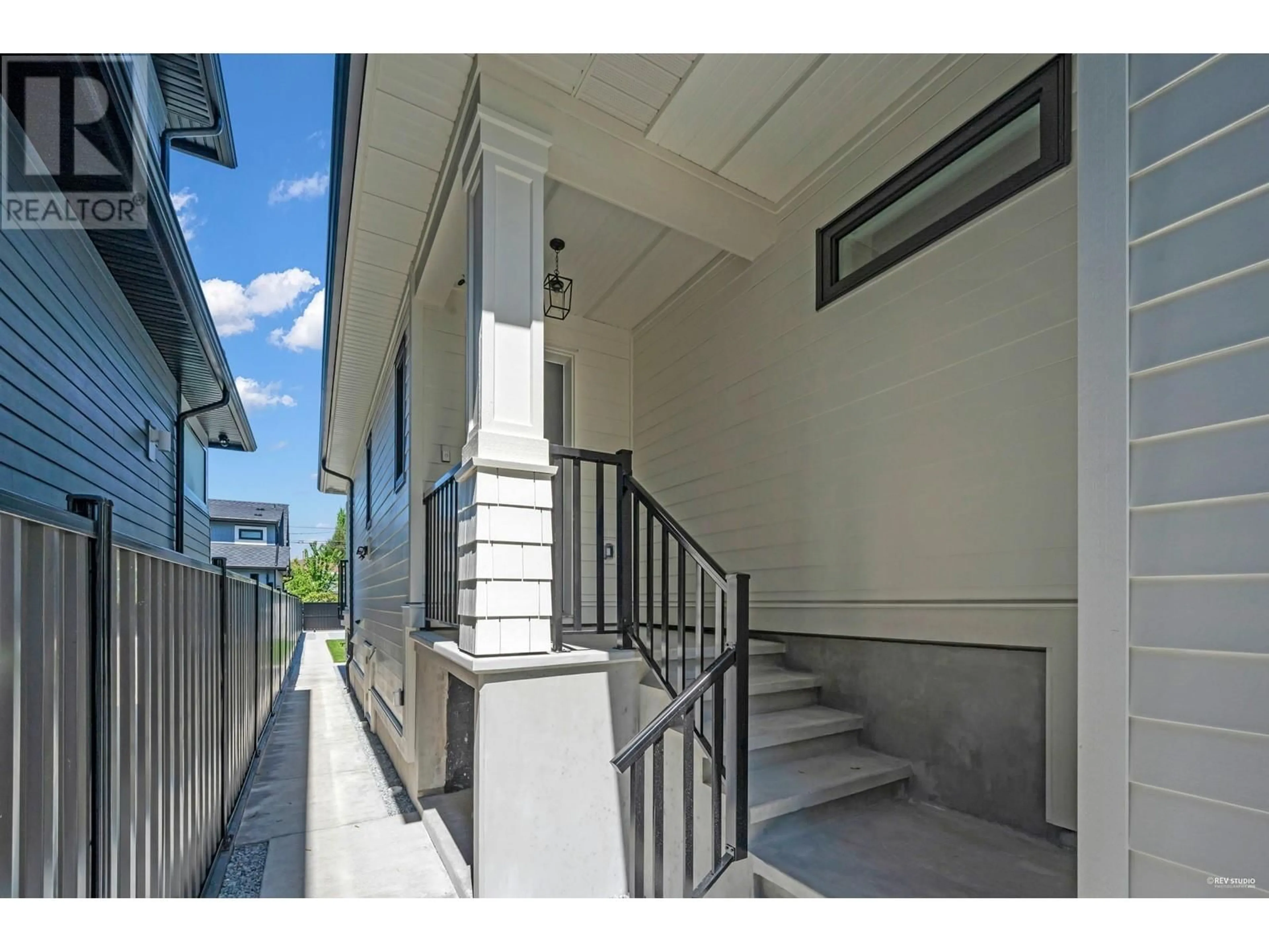 Indoor foyer for 3673 48TH STREET, Vancouver British Columbia V5S1J1