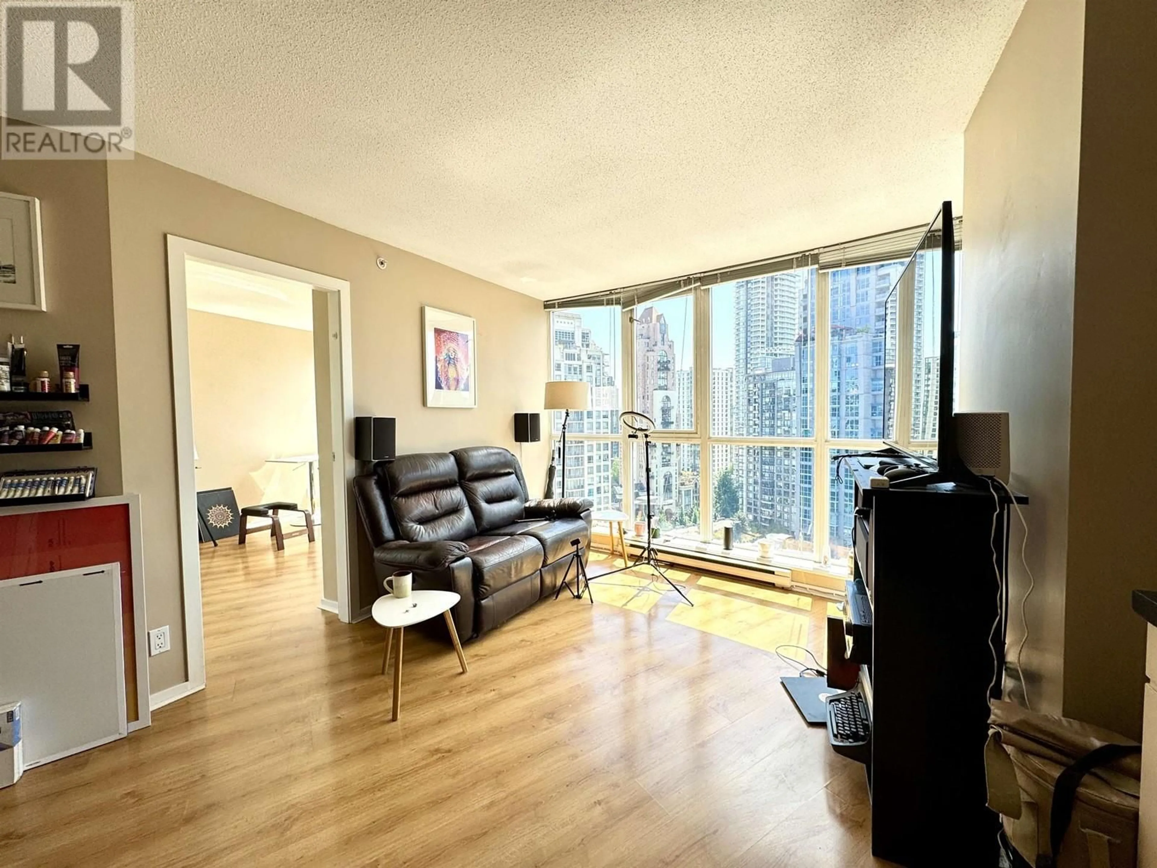 Living room with furniture, wood/laminate floor for 1607 - 1199 SEYMOUR STREET, Vancouver British Columbia V6B1K3