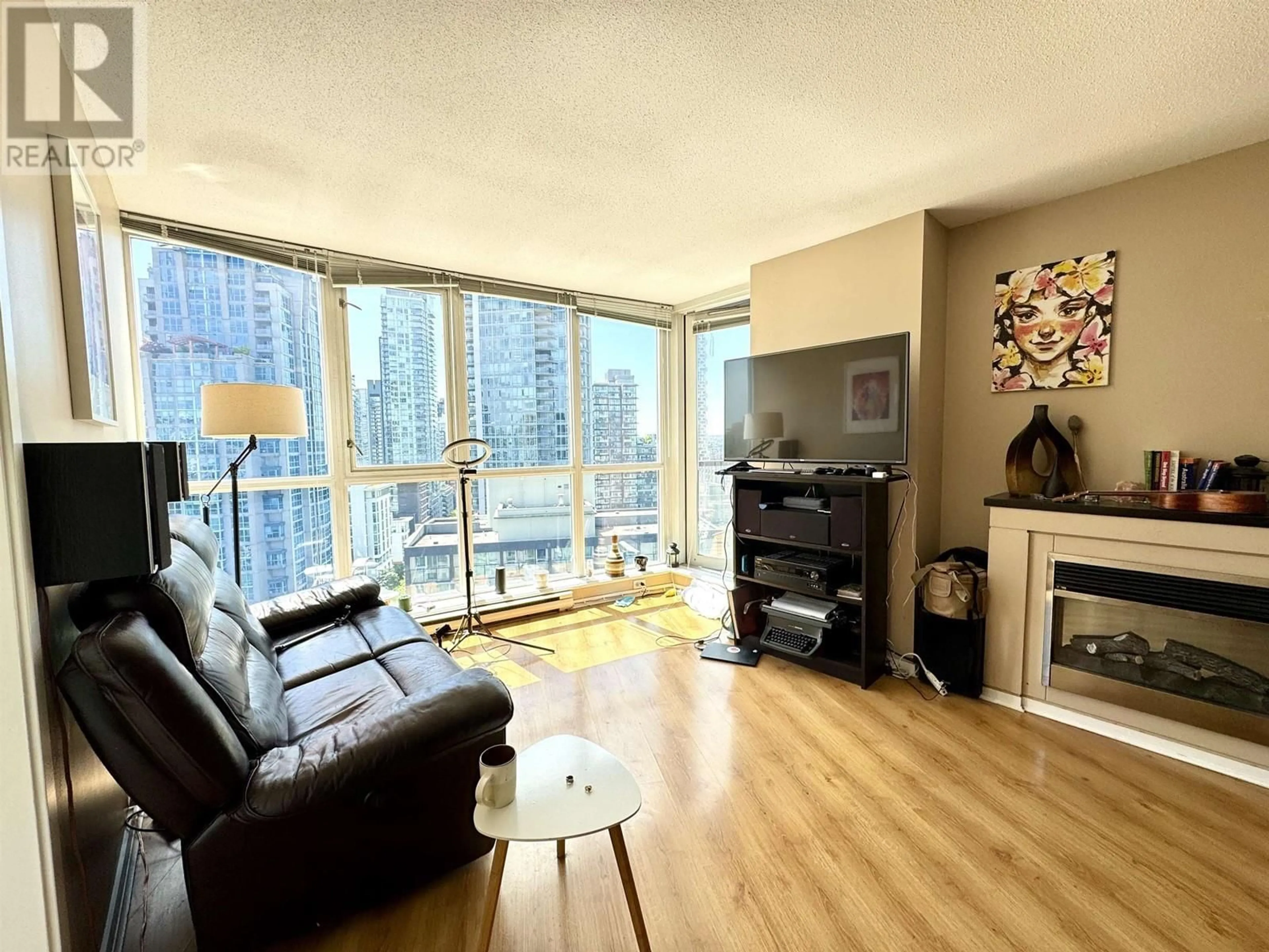 Living room with furniture, wood/laminate floor for 1607 - 1199 SEYMOUR STREET, Vancouver British Columbia V6B1K3