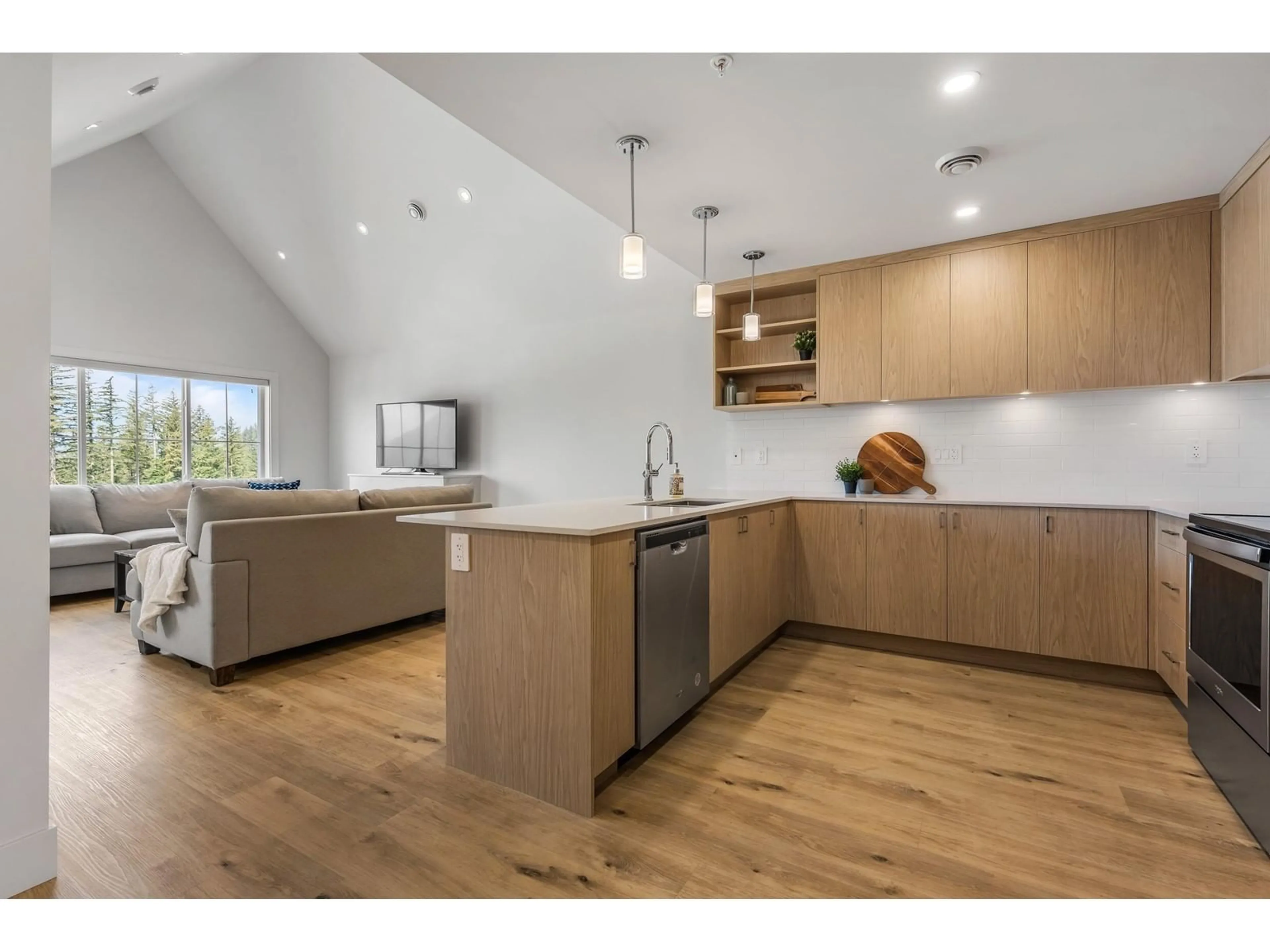 Open concept kitchen, wood/laminate floor for 8 - 1928 WOODSIDE BOULEVARD, Agassiz British Columbia V0M1A1