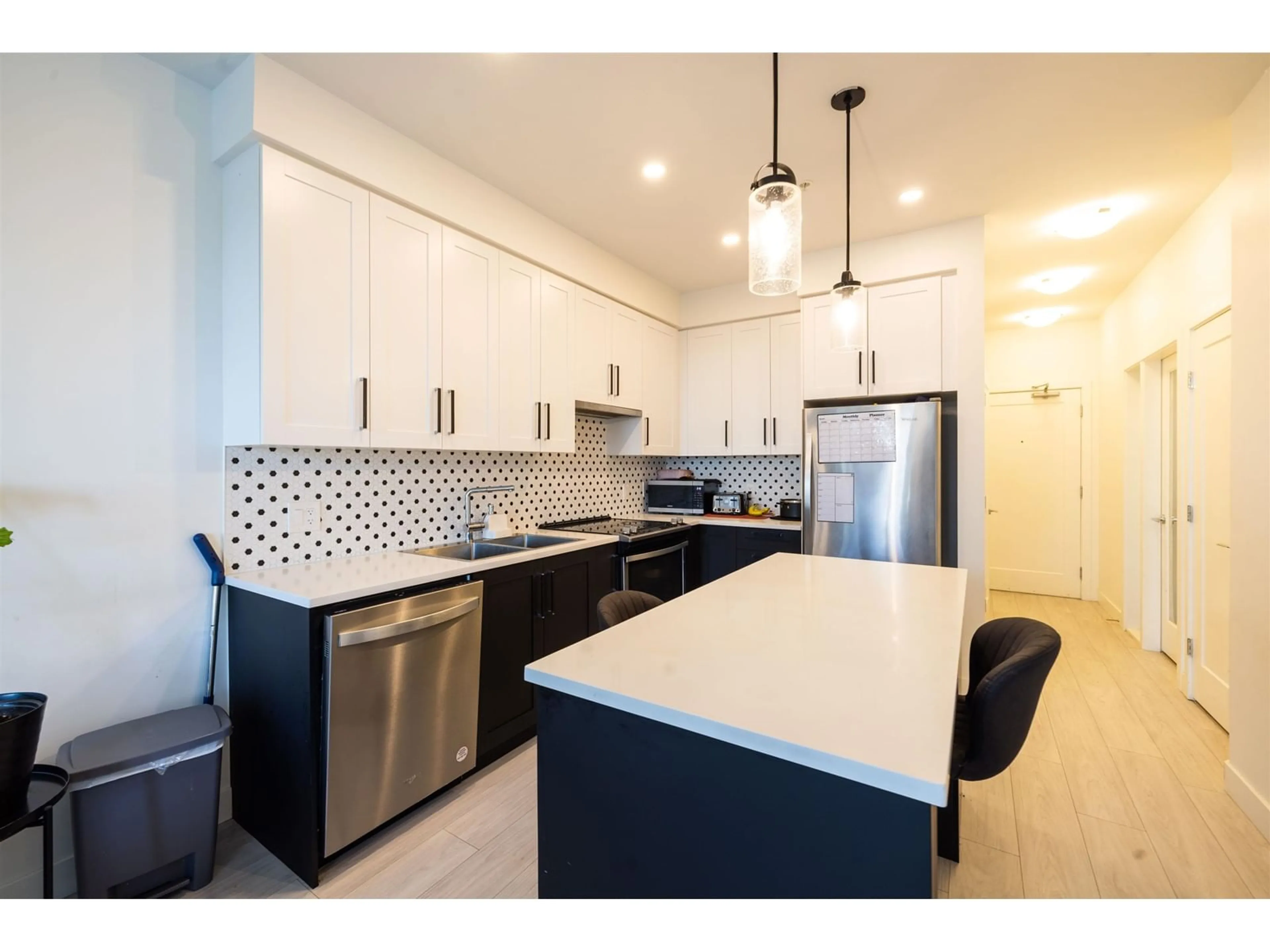 Open concept kitchen, ceramic/tile floor for 411 - 18811 72, Surrey British Columbia V4N6W7