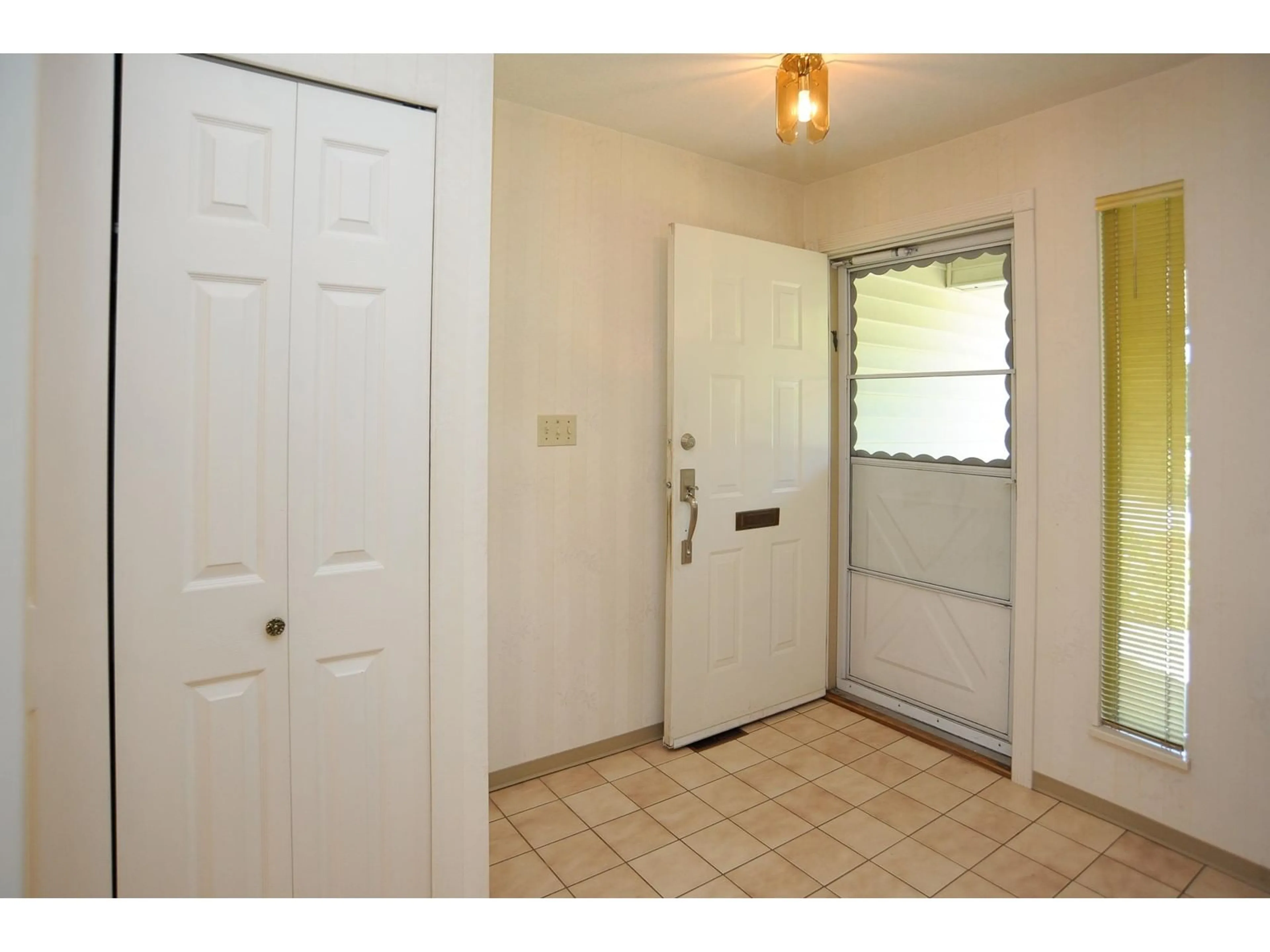 Indoor entryway for 13094 SUMMERHILL, Surrey British Columbia V4A7Y1