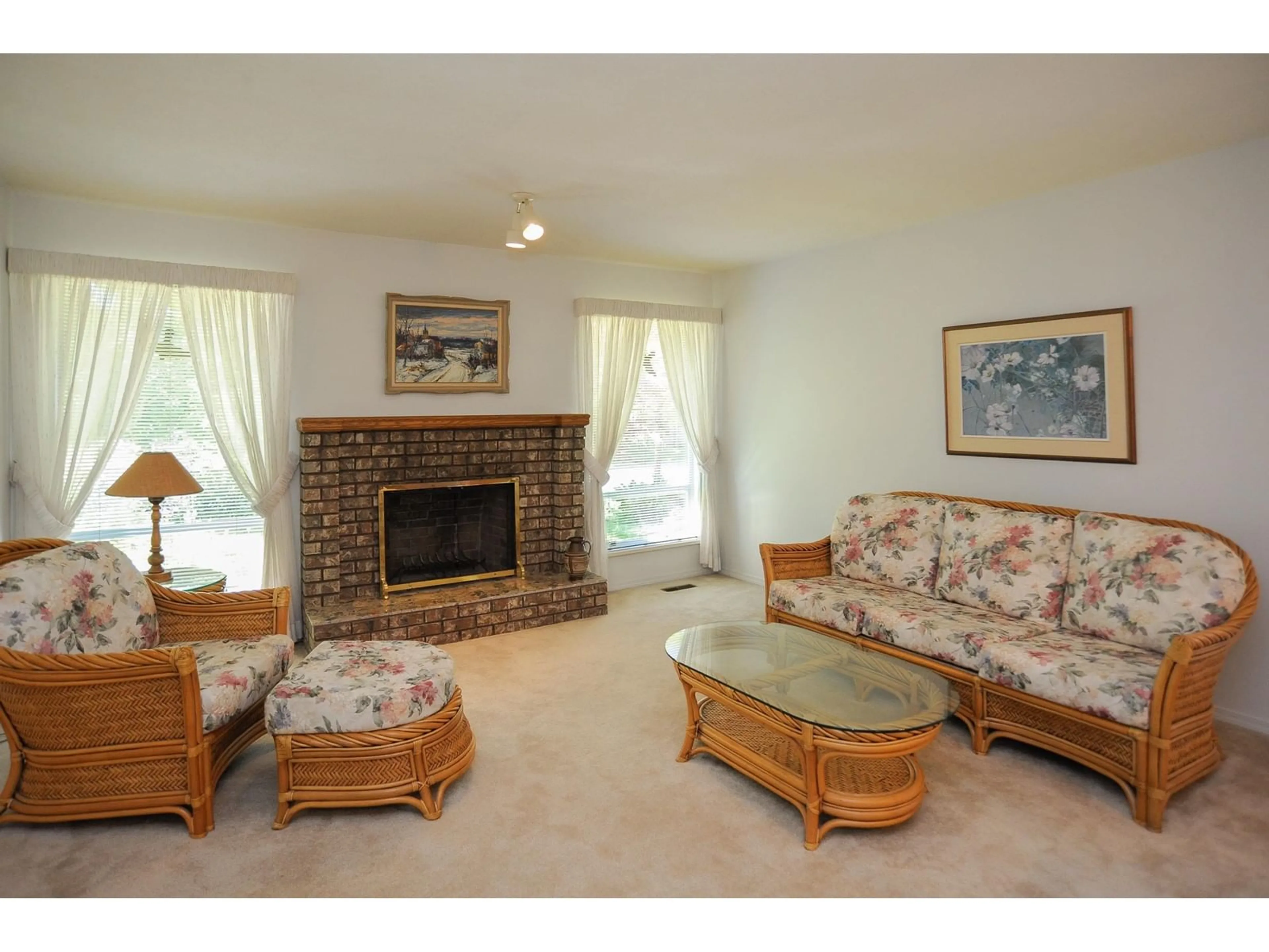 Living room with furniture, unknown for 13094 SUMMERHILL, Surrey British Columbia V4A7Y1