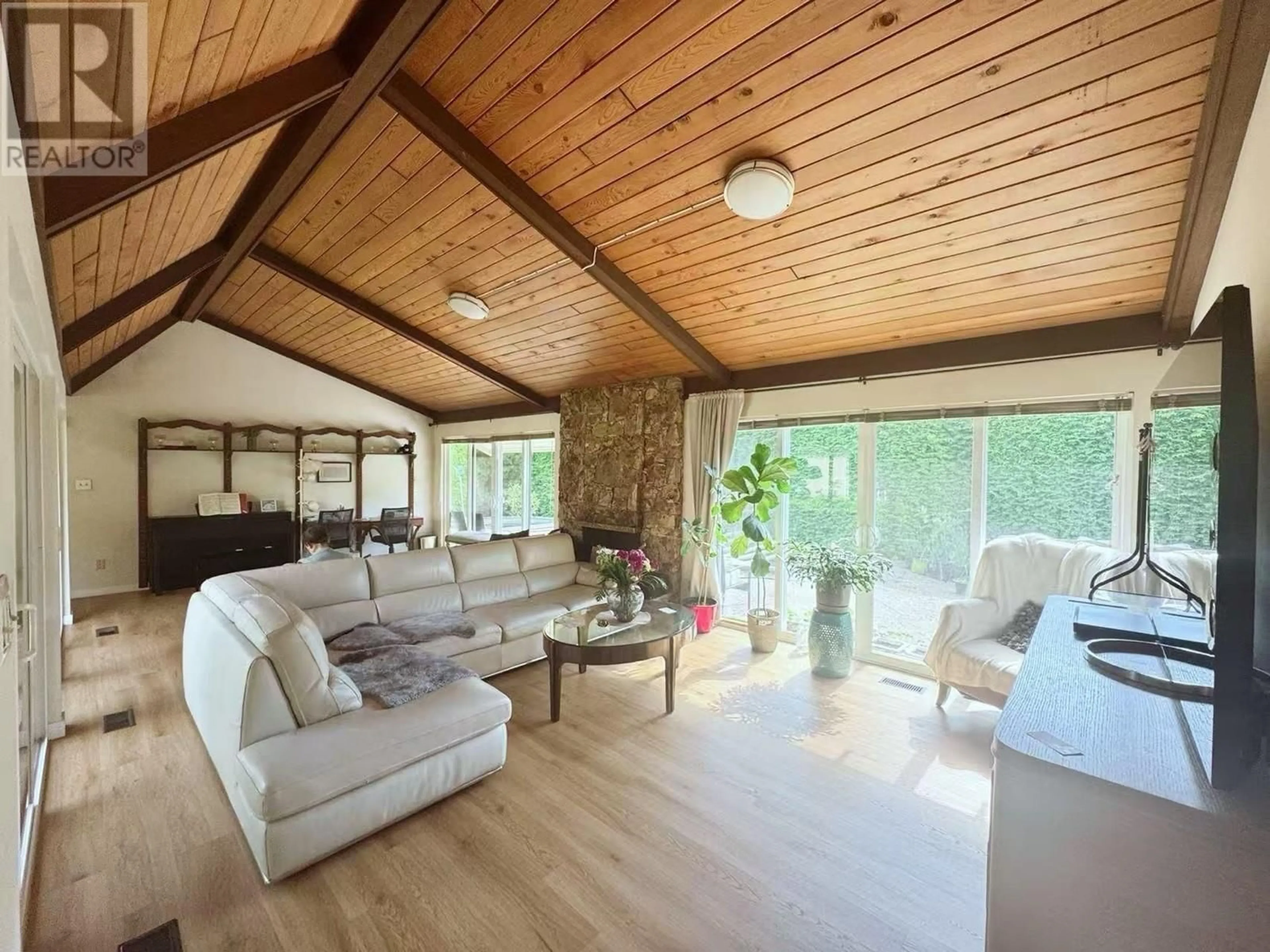 Living room with furniture, wood/laminate floor for 7500 GLACIER CRESCENT, Richmond British Columbia V7A1L5