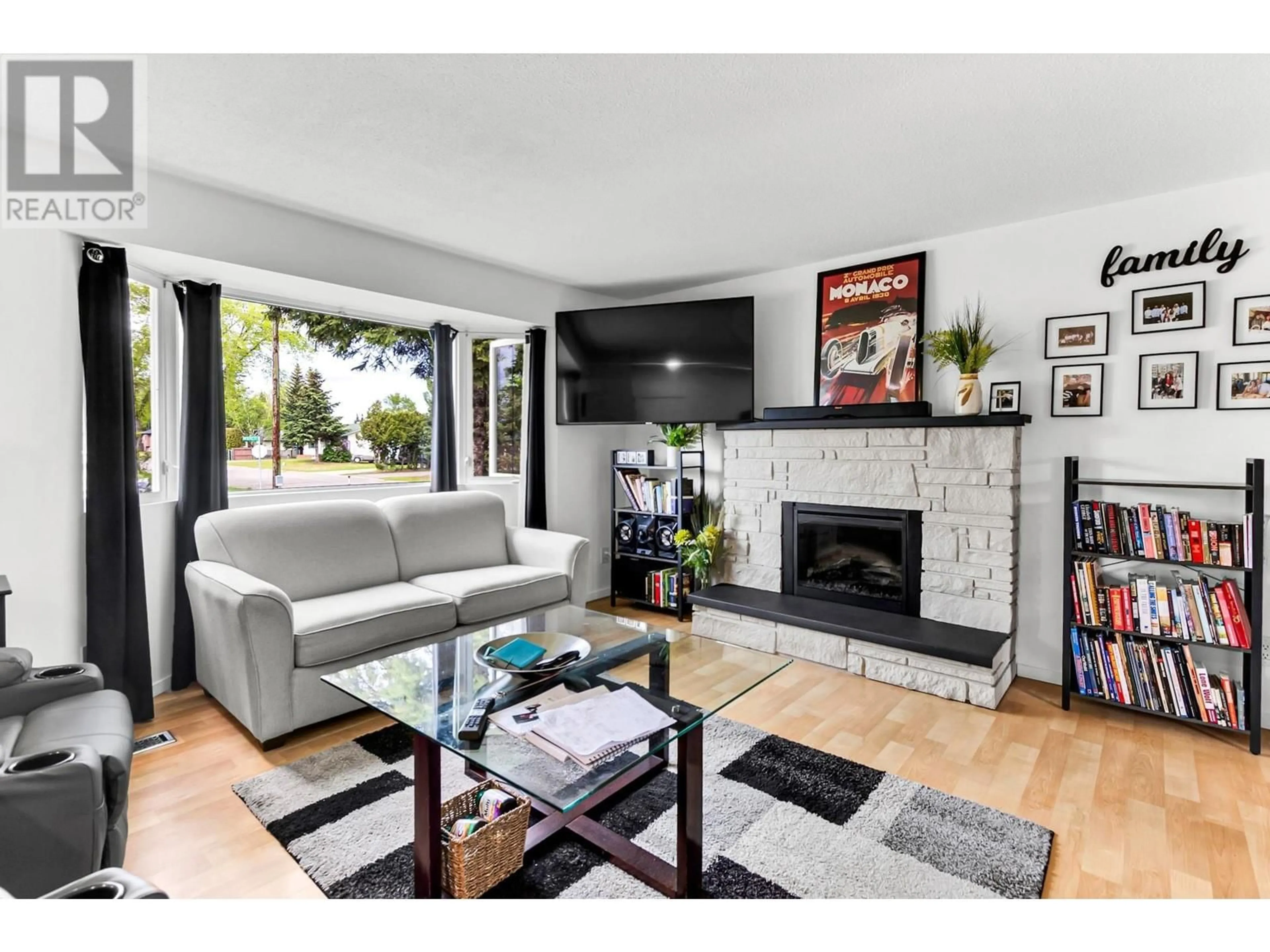 Living room with furniture, unknown for 2885 ATHLONE AVENUE, Prince George British Columbia V2N1G1