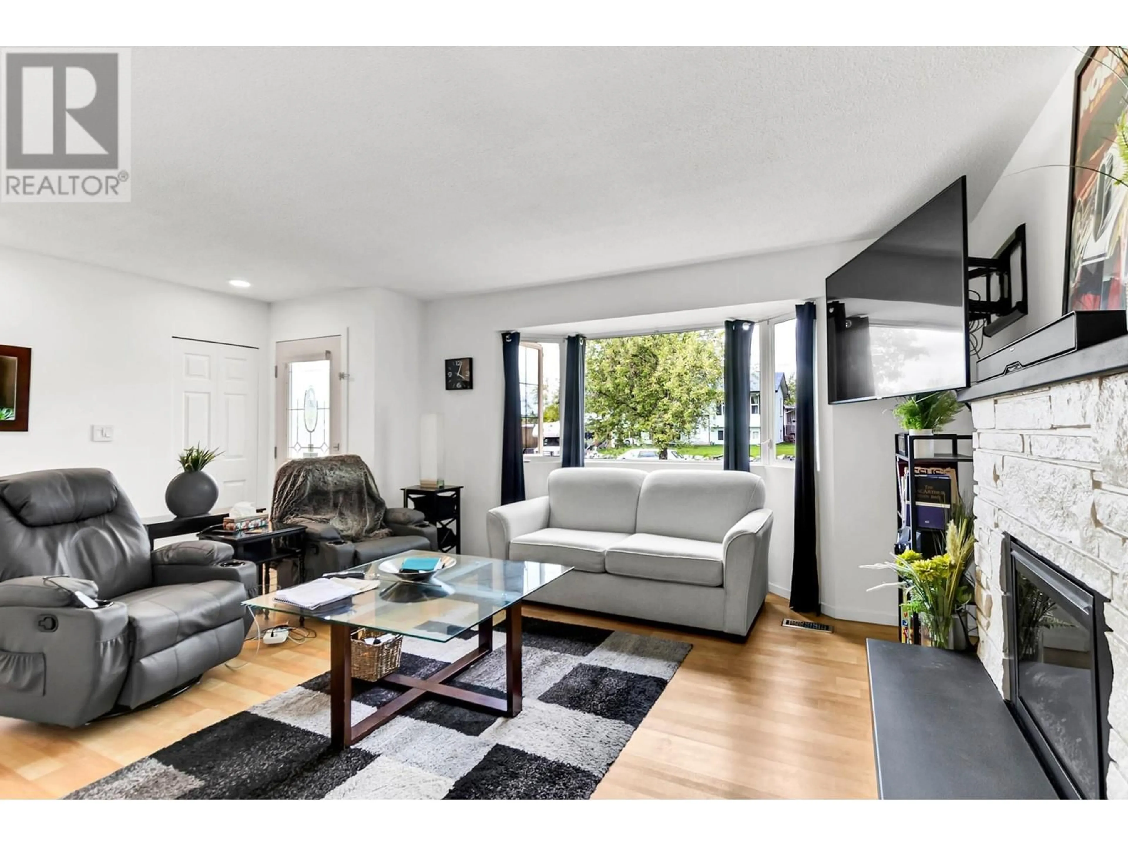 Living room with furniture, wood/laminate floor for 2885 ATHLONE AVENUE, Prince George British Columbia V2N1G1