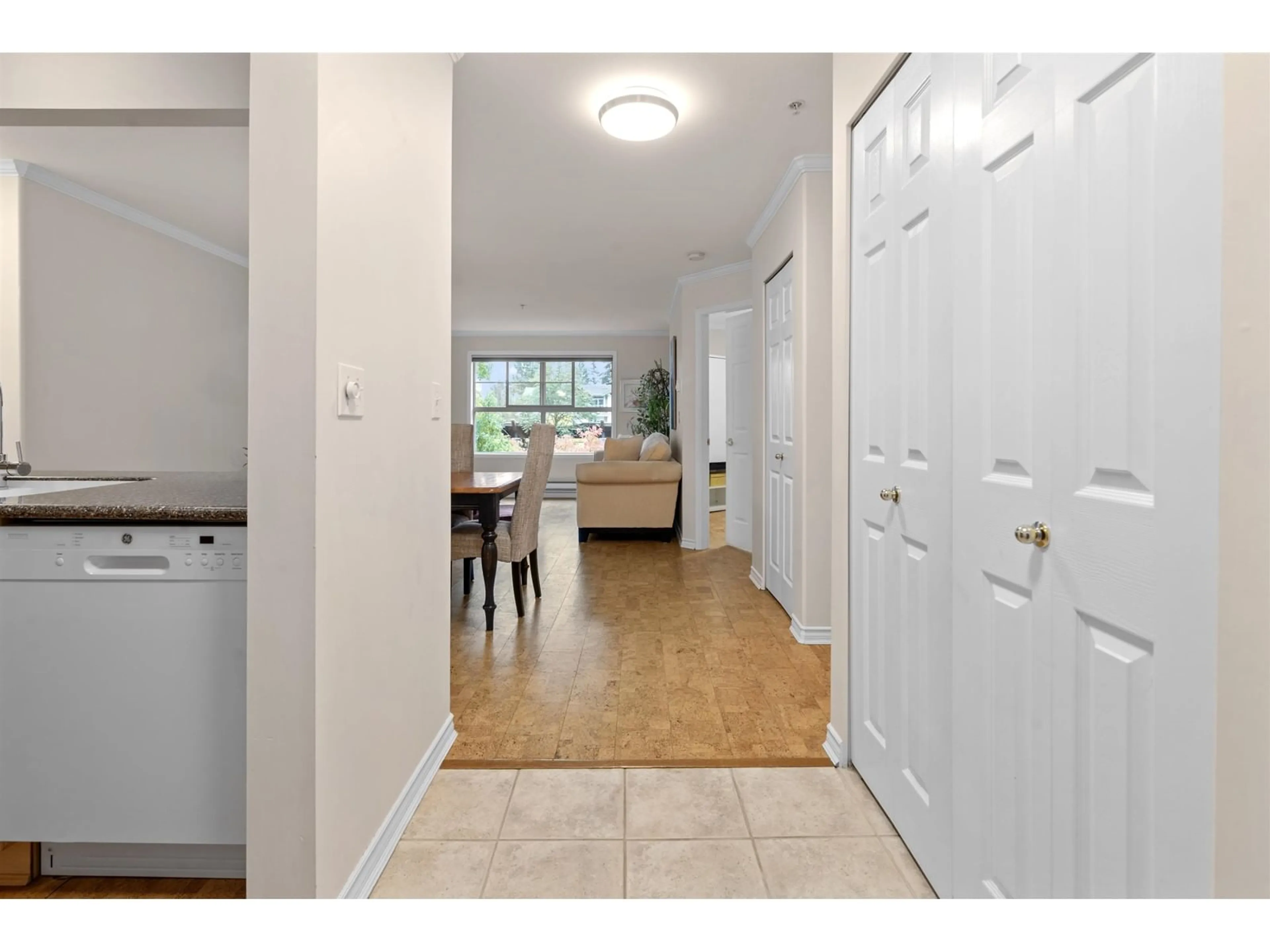 Indoor entryway for 302 - 15325 17, Surrey British Columbia V4A1T8
