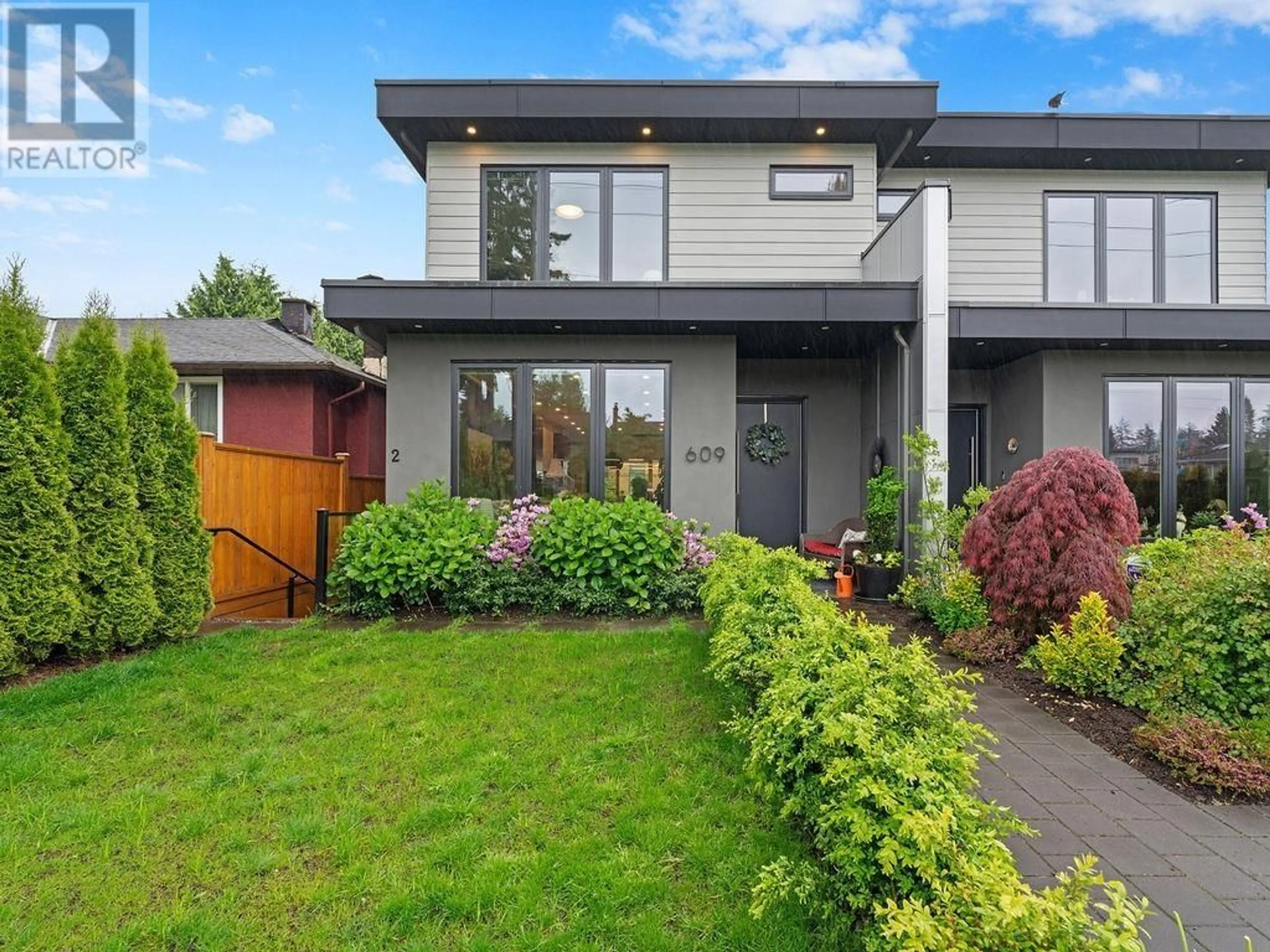 A pic from outside/outdoor area/front of a property/back of a property/a pic from drone, street for 609 4TH STREET, North Vancouver British Columbia V7L1J9