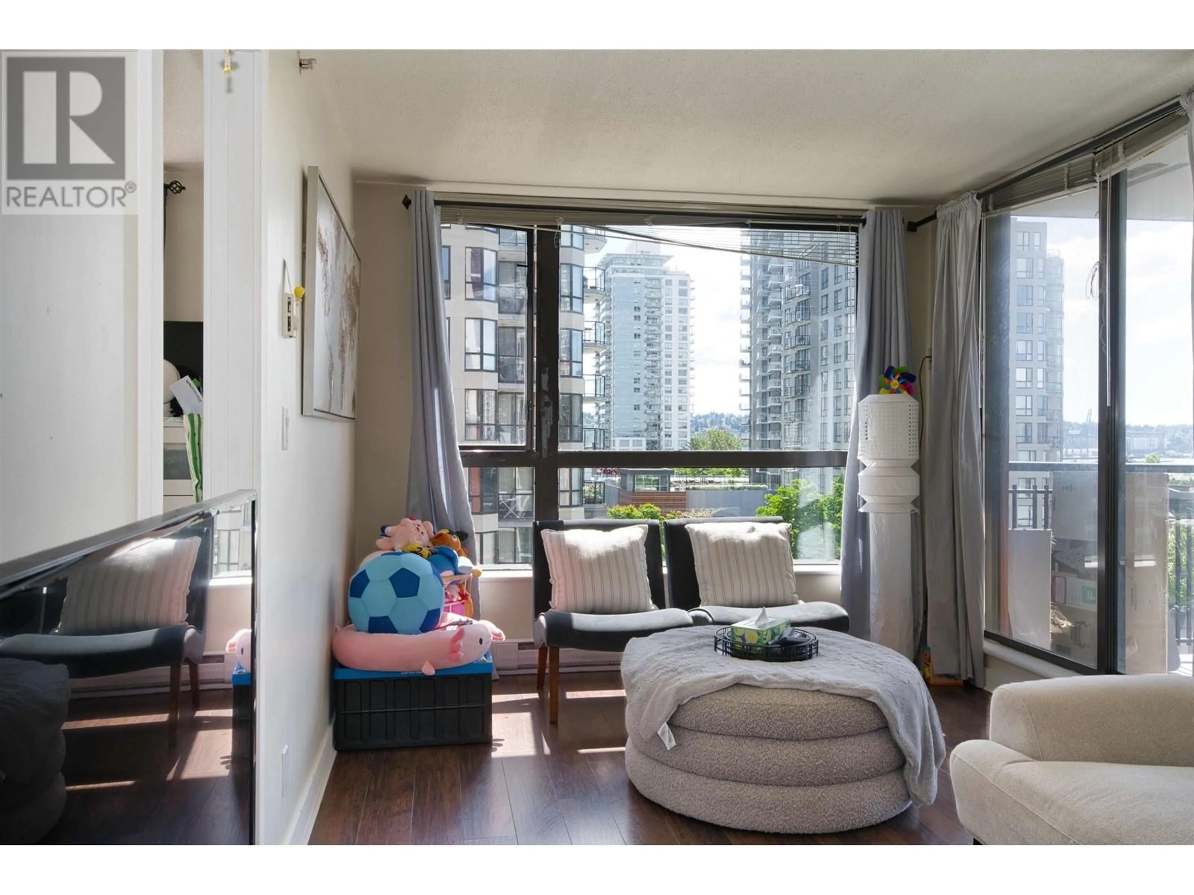 Living room with furniture, wood/laminate floor for 607 - 833 AGNES STREET, New Westminster British Columbia V3M0B1