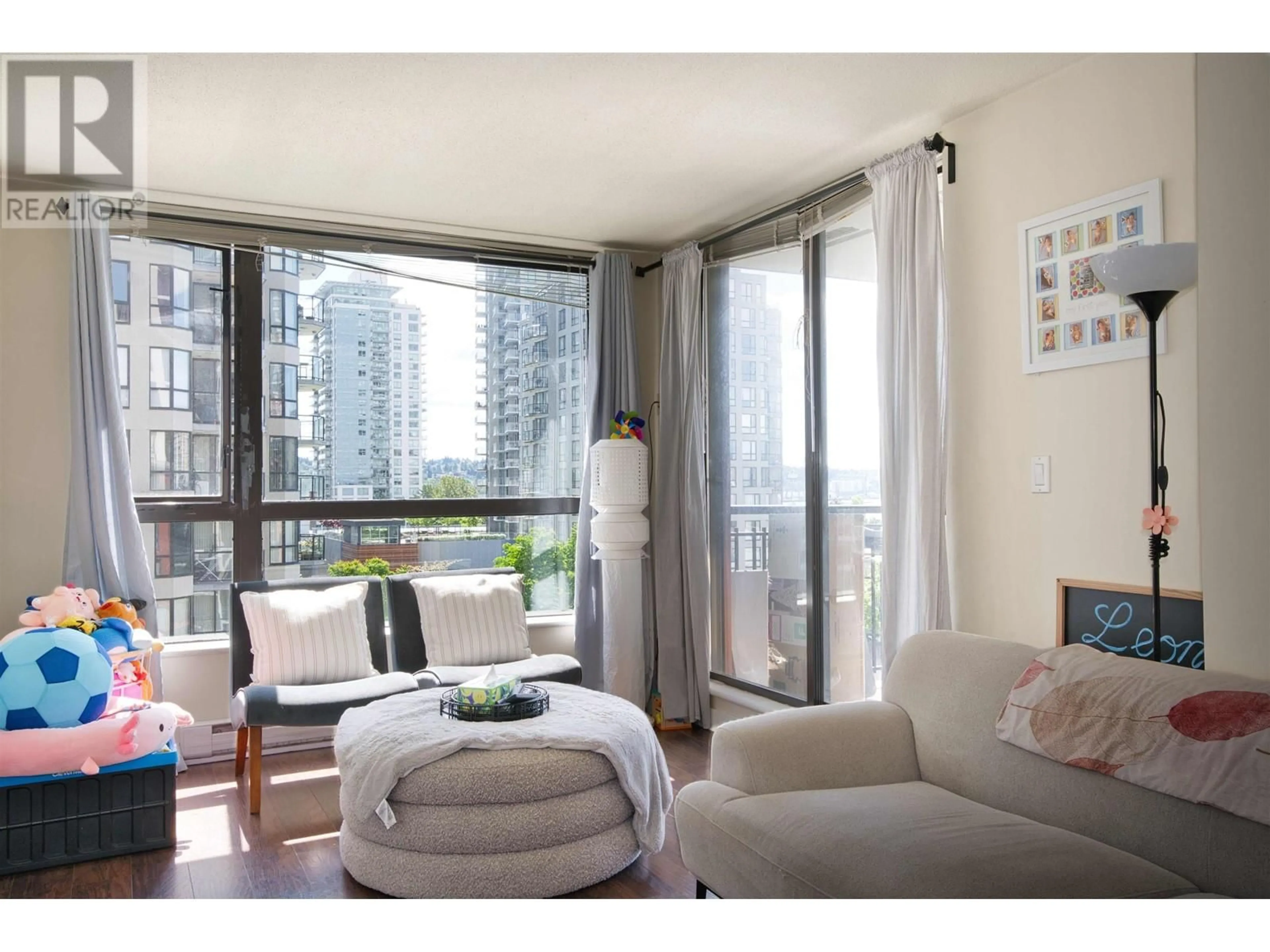 Living room with furniture, wood/laminate floor for 607 - 833 AGNES STREET, New Westminster British Columbia V3M0B1
