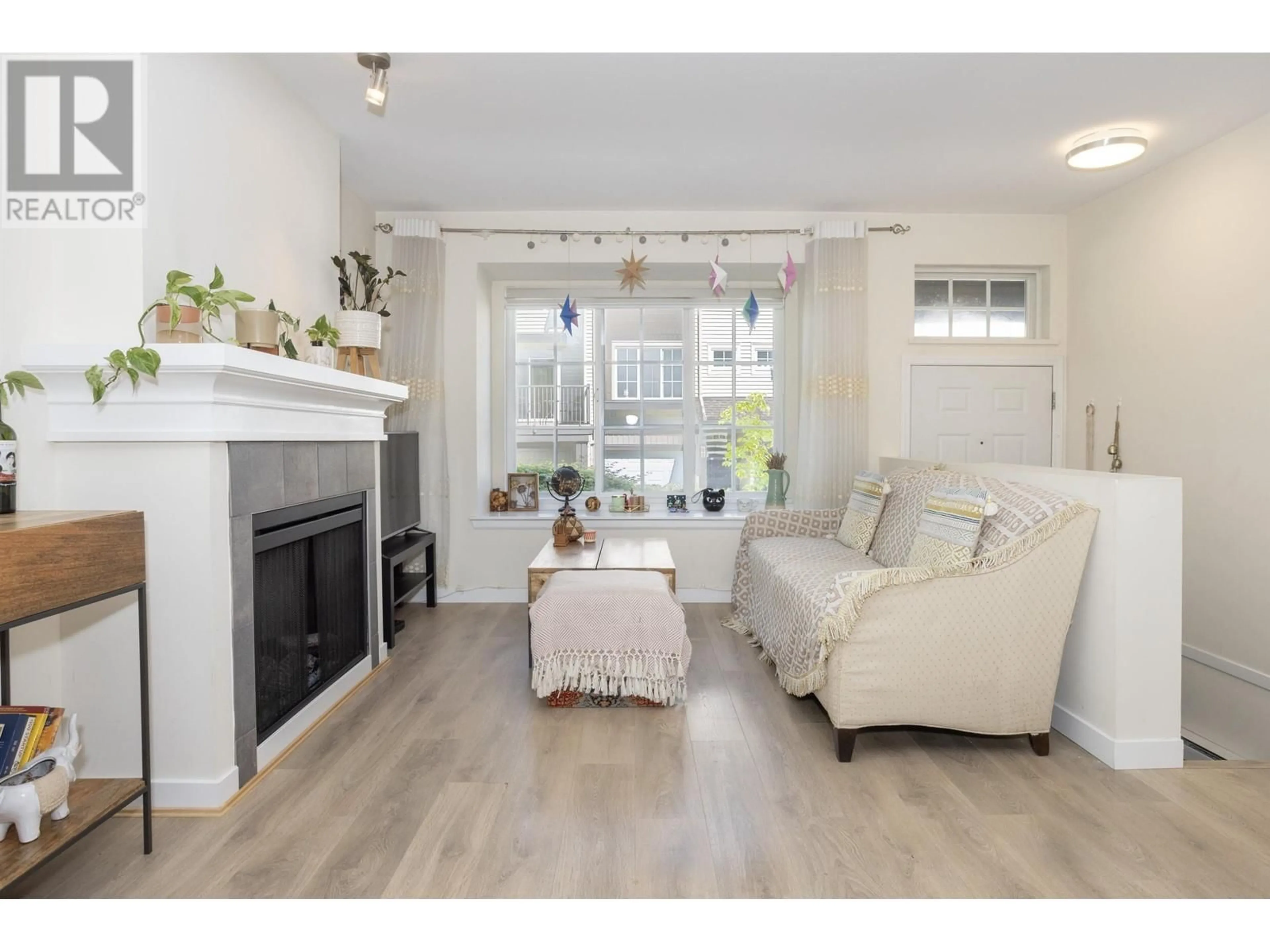 Living room with furniture, wood/laminate floor for 36 - 3368 MORREY COURT, Burnaby British Columbia V3J7Y5