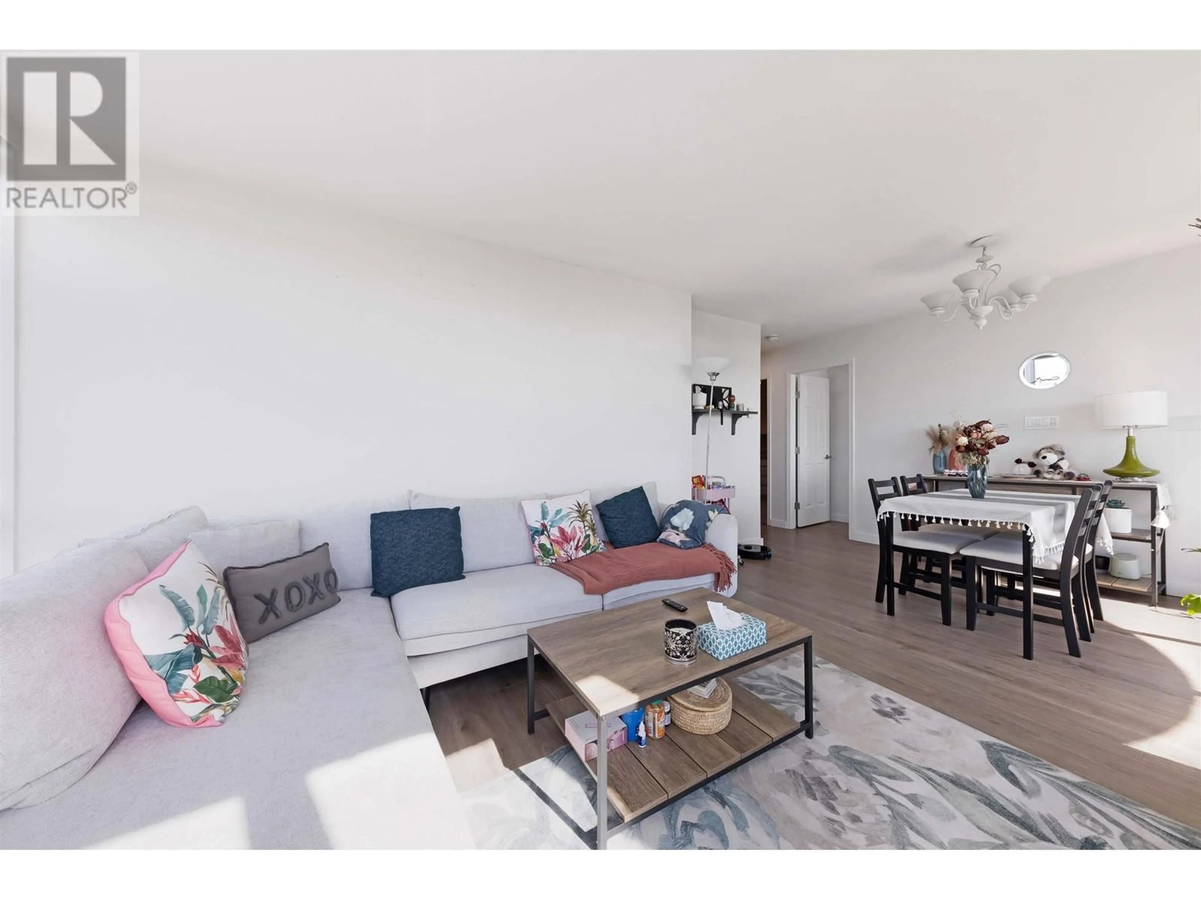 Living room with furniture, wood/laminate floor for 2305 - 9603 MANCHESTER DRIVE, Burnaby British Columbia V3N4Y7