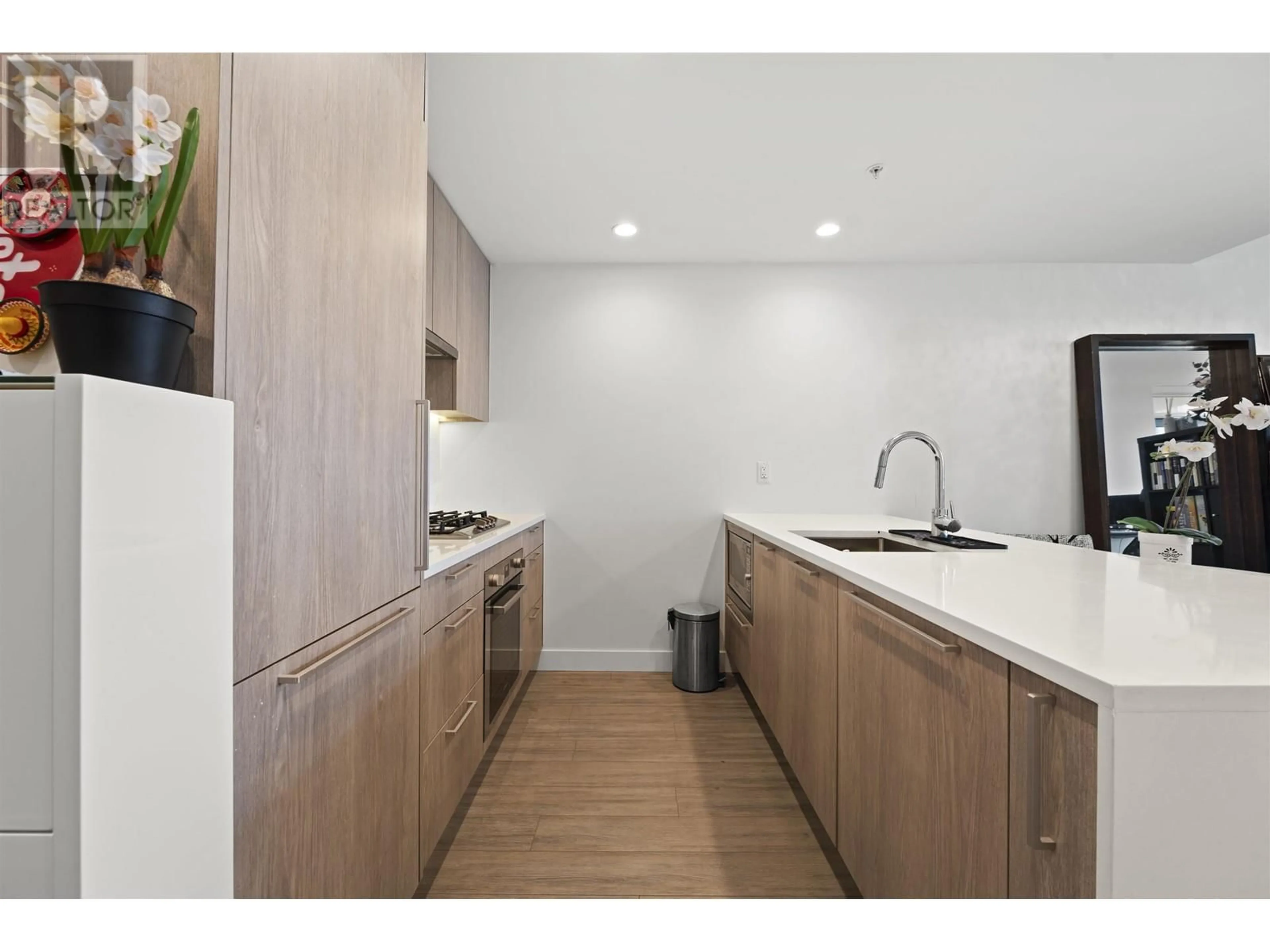 Standard kitchen, unknown for 2105 - 6398 SILVER AVENUE, Burnaby British Columbia V5H0C3
