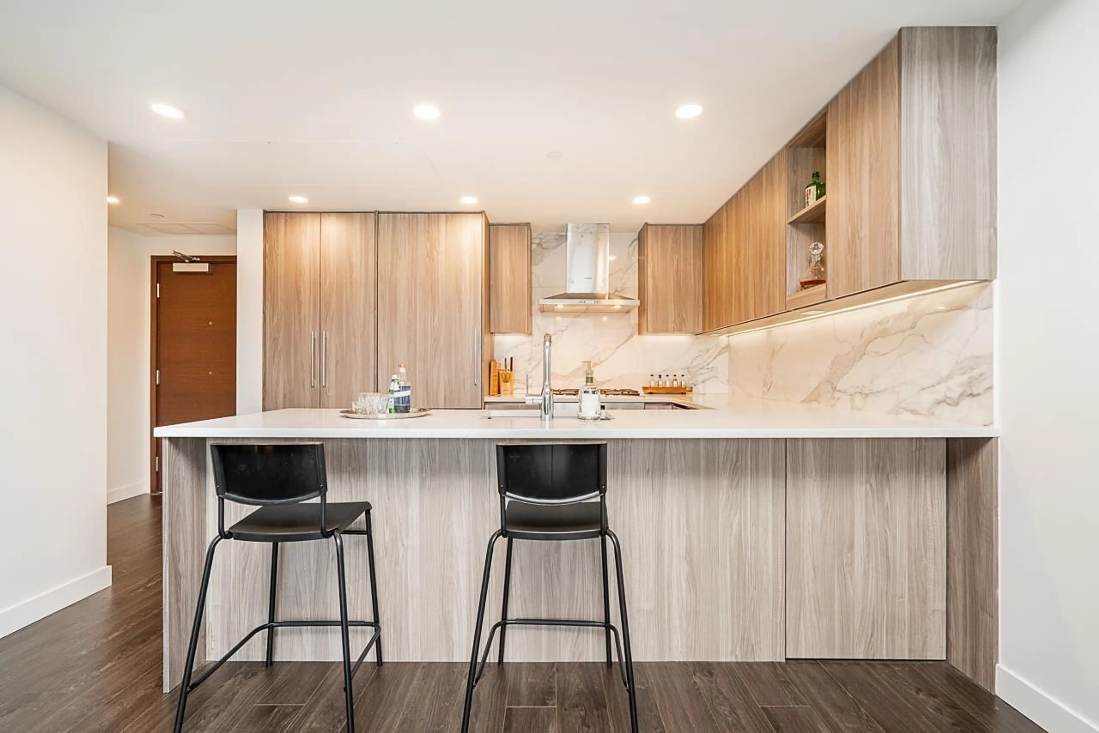 Contemporary kitchen, unknown for 903 - 9887 WHALLEY, Surrey British Columbia V3T0P4