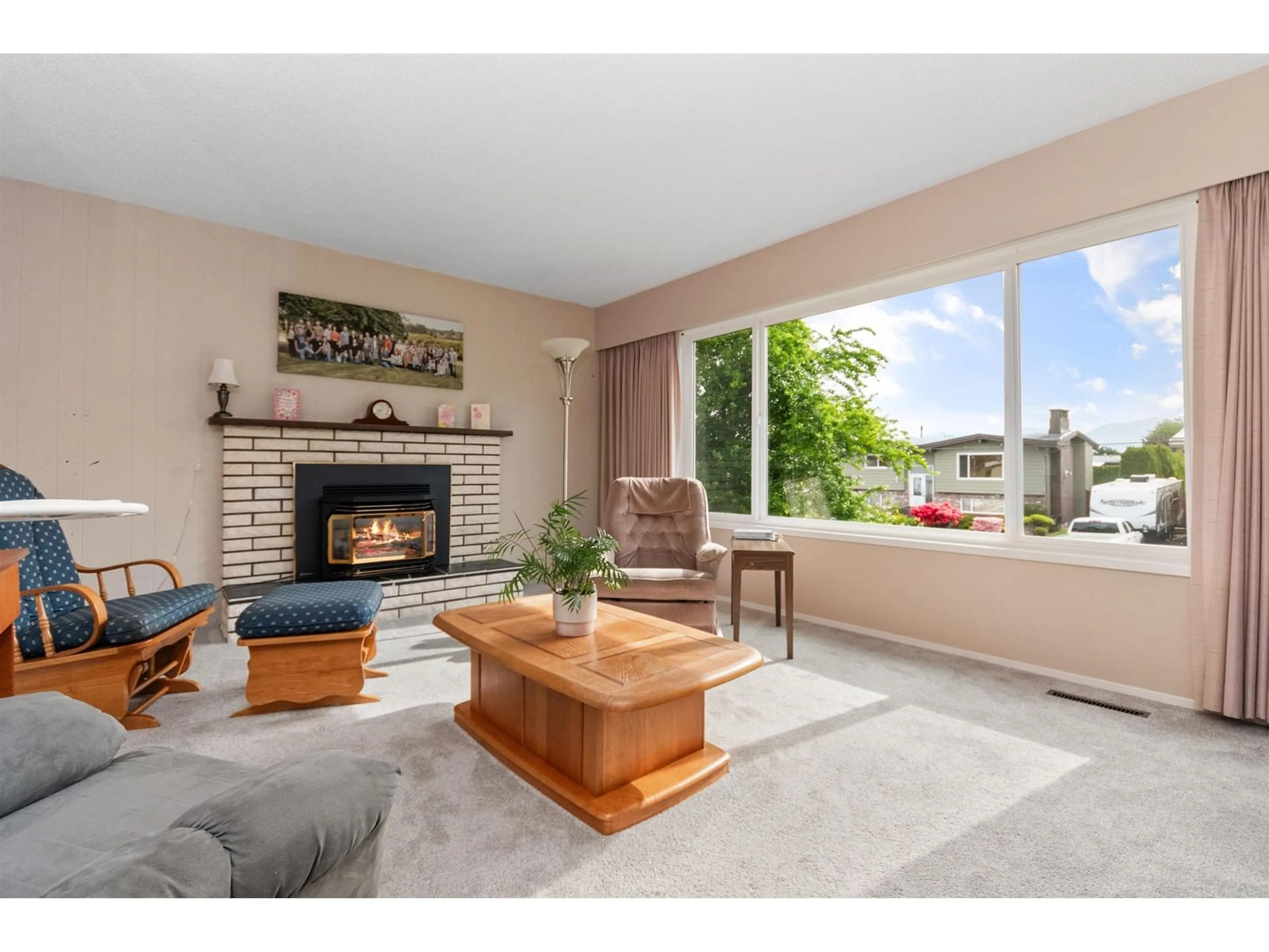 Living room with furniture, unknown for 10161 MANOR DRIVE, Chilliwack British Columbia V2P5Y7