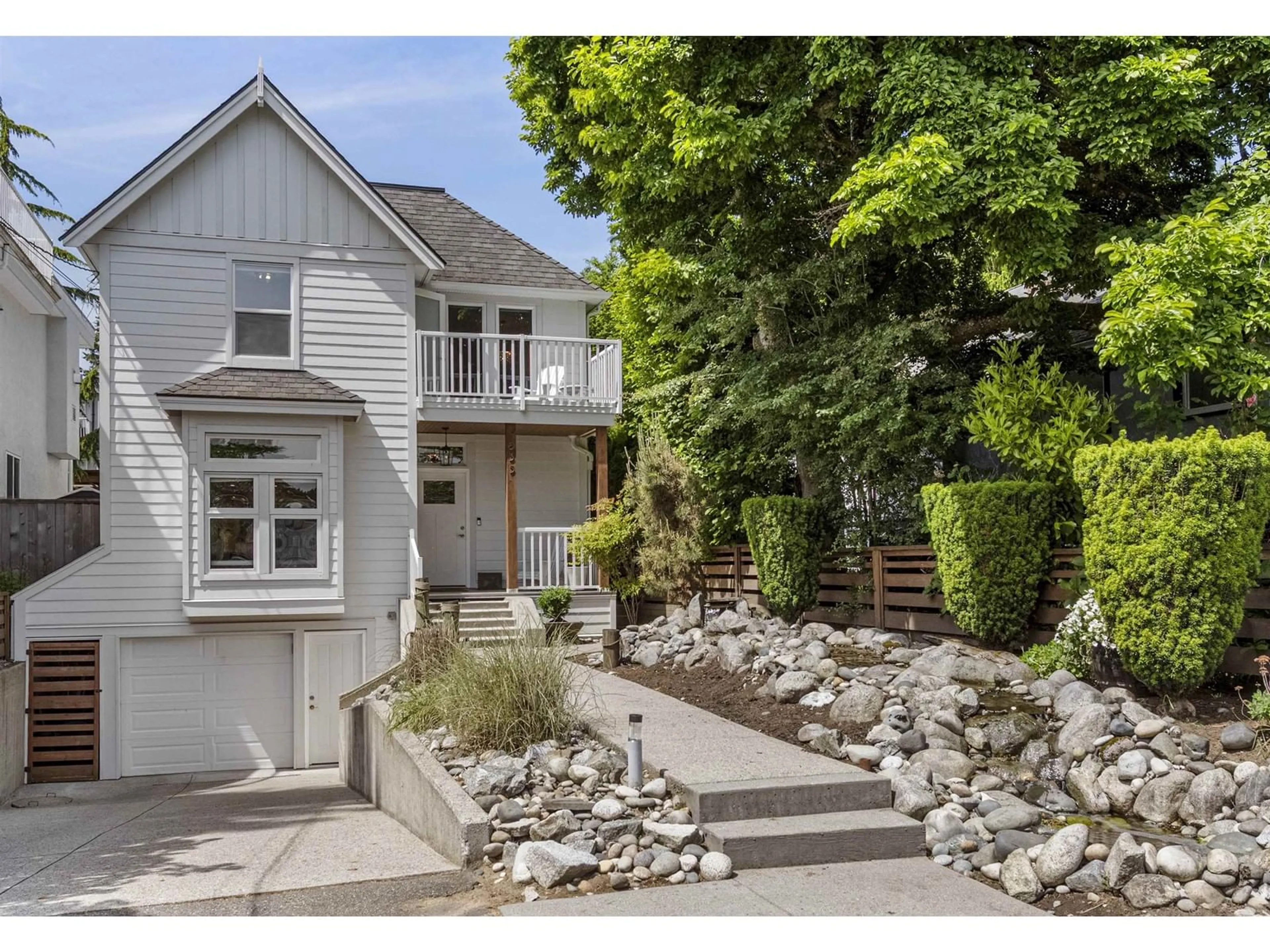 A pic from outside/outdoor area/front of a property/back of a property/a pic from drone, street for 835 KENT, White Rock British Columbia V4B4S7