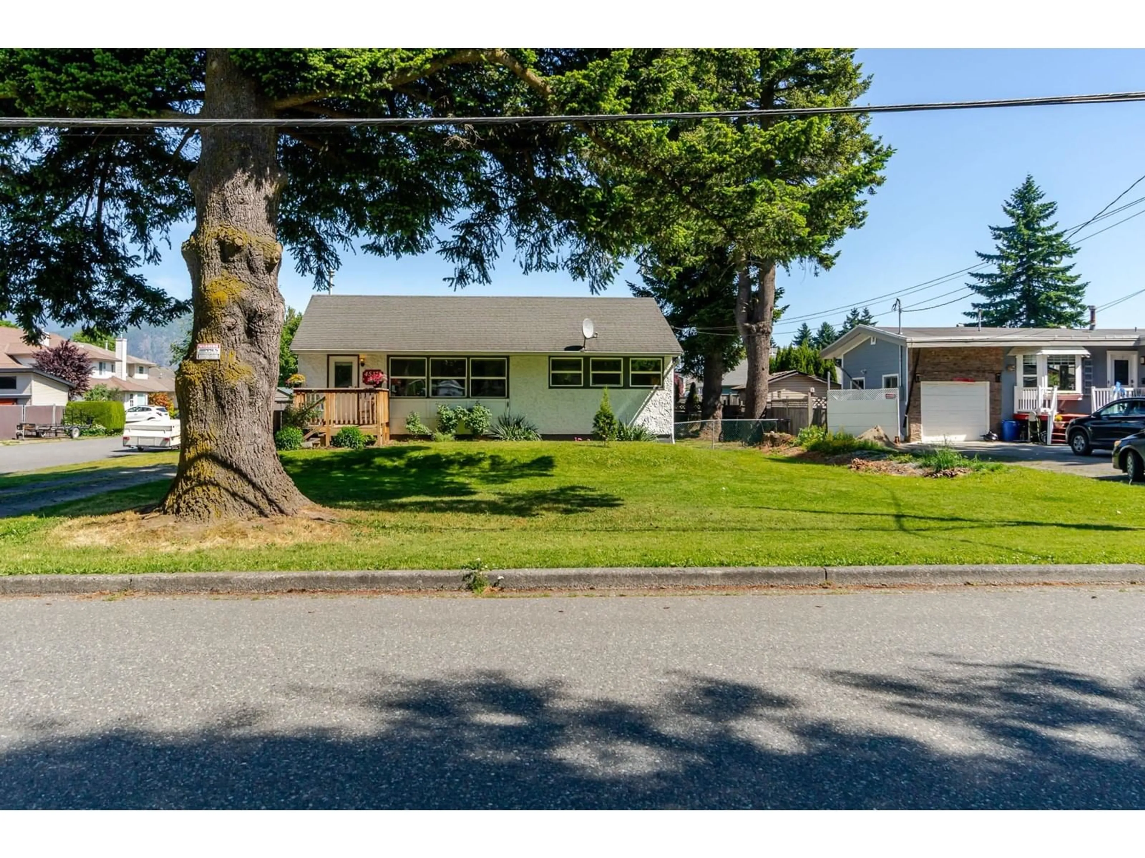 Home with vinyl exterior material, street for 45375 CRESCENT DRIVE, Chilliwack British Columbia V2P1G5