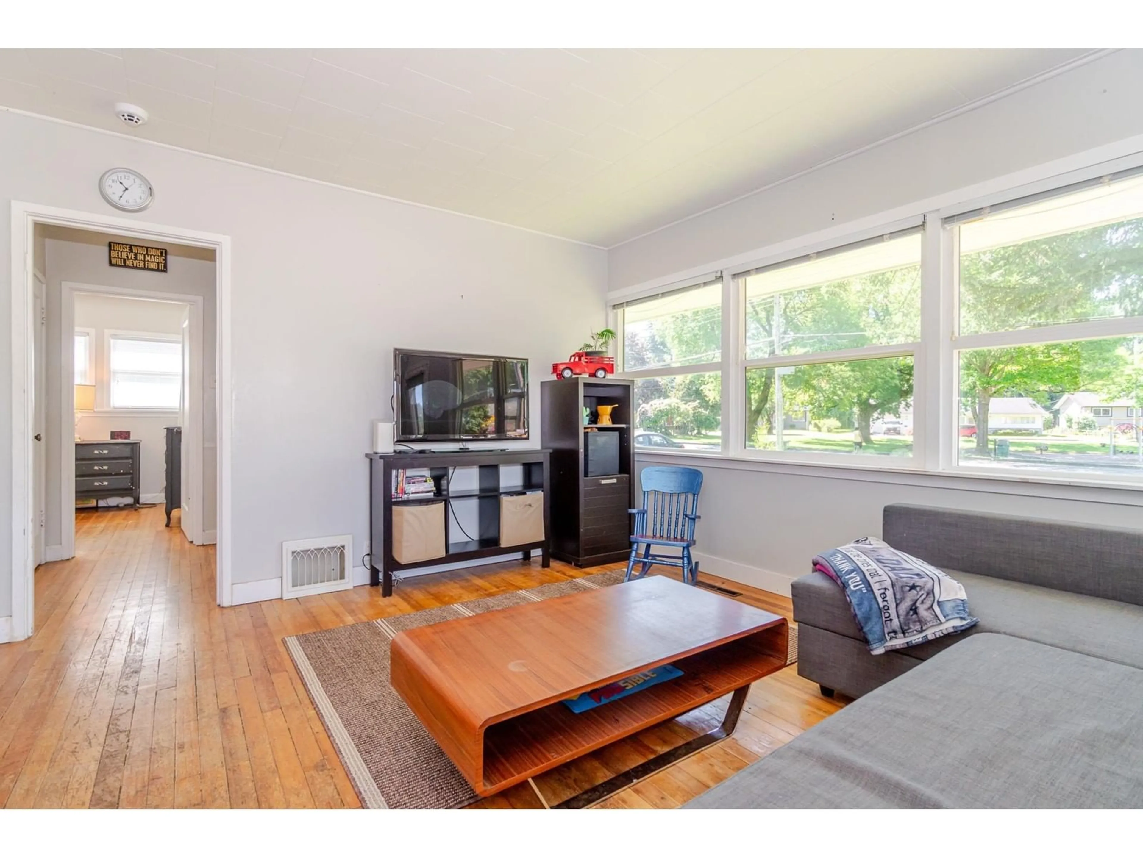 Living room with furniture, wood/laminate floor for 45375 CRESCENT DRIVE, Chilliwack British Columbia V2P1G5