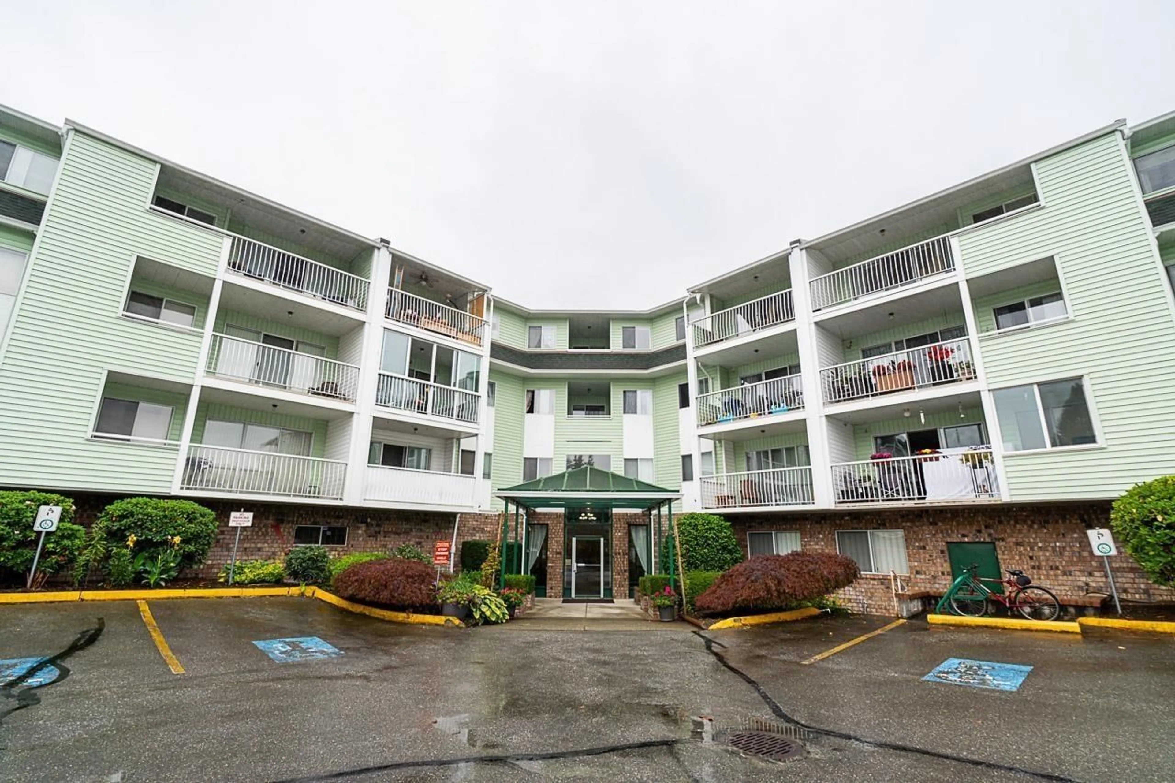 Patio, building for 108 - 31850 UNION, Abbotsford British Columbia V2T4V2