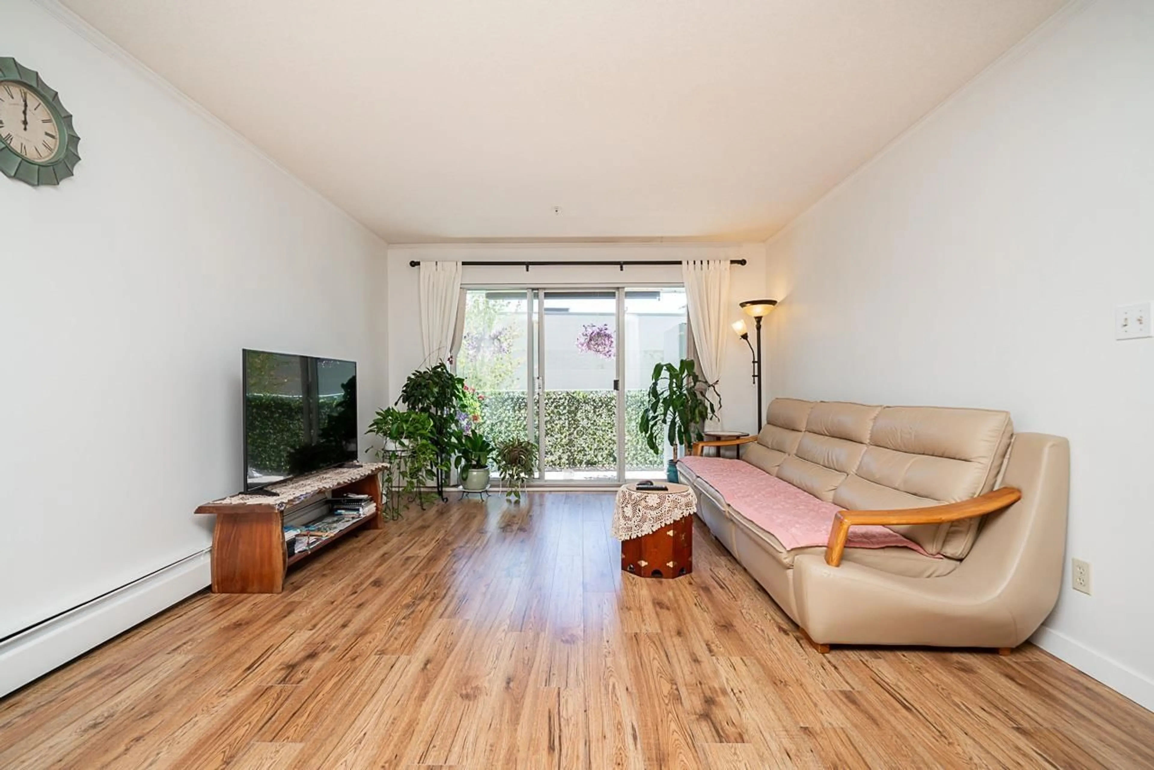 Living room with furniture, wood/laminate floor for 108 - 31850 UNION, Abbotsford British Columbia V2T4V2