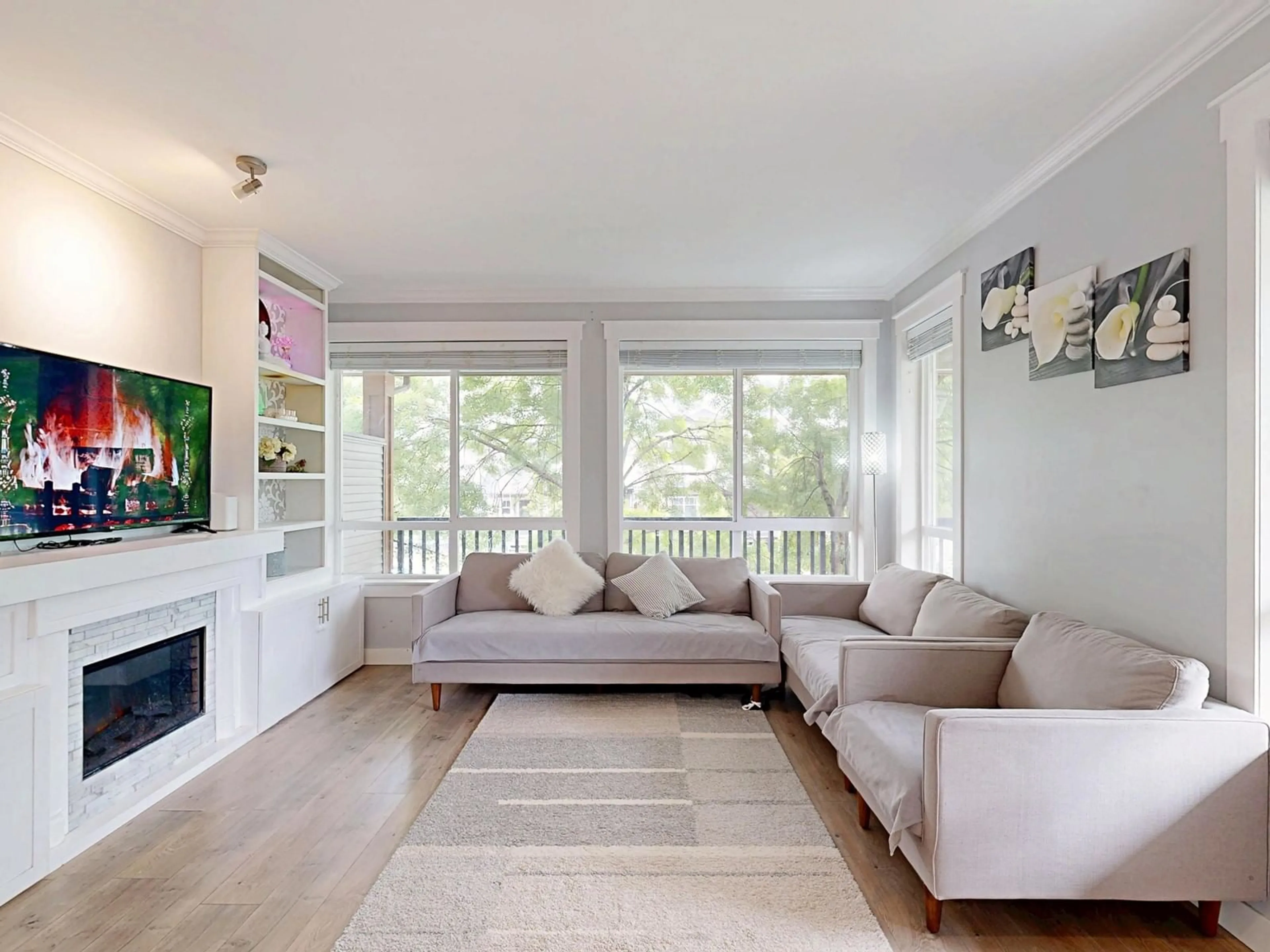 Living room with furniture, wood/laminate floor for 22 - 16772 61, Surrey British Columbia V3S4P2