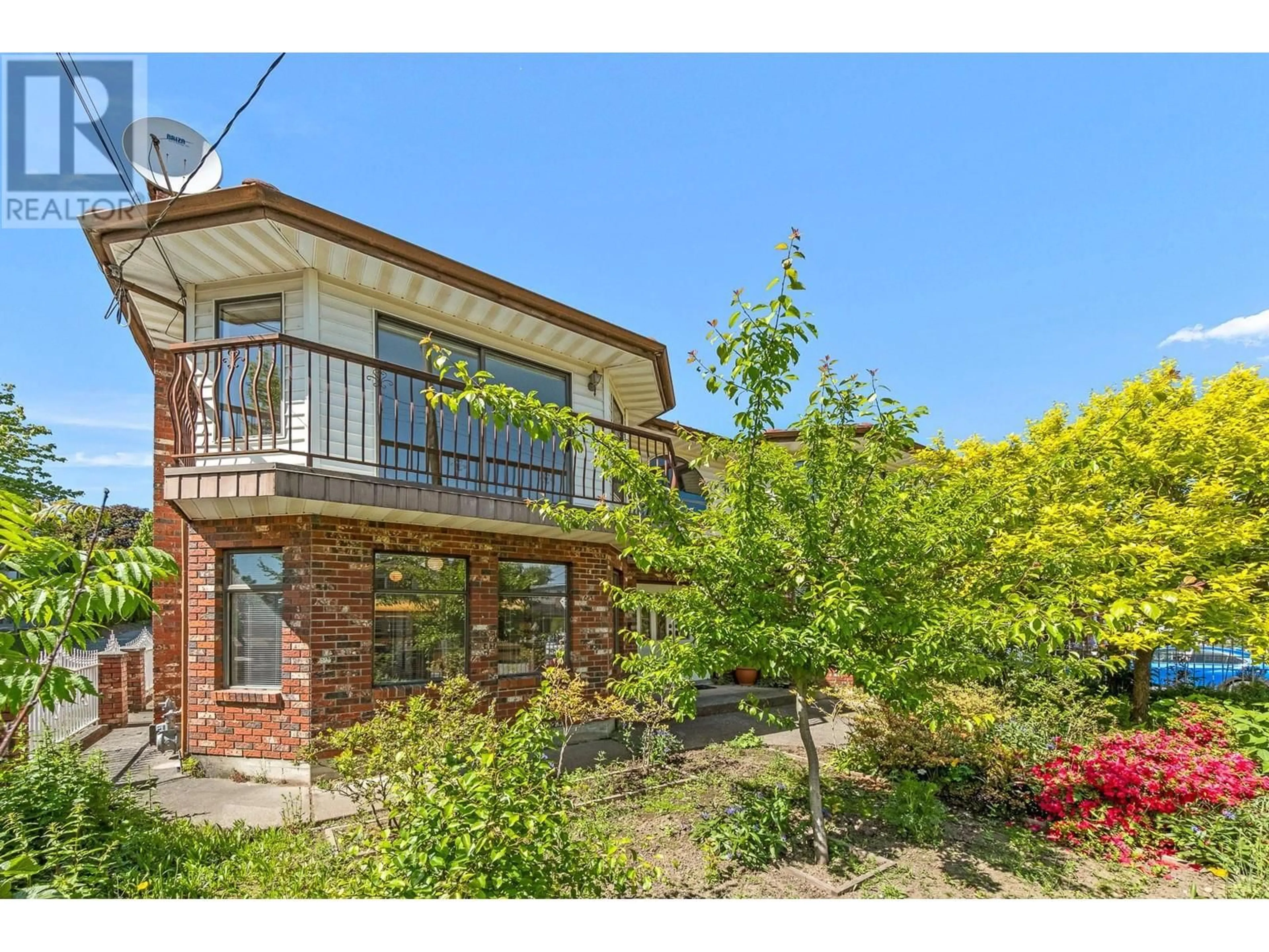 A pic from outside/outdoor area/front of a property/back of a property/a pic from drone, unknown for 8285 12TH AVENUE, Burnaby British Columbia V3N2L5