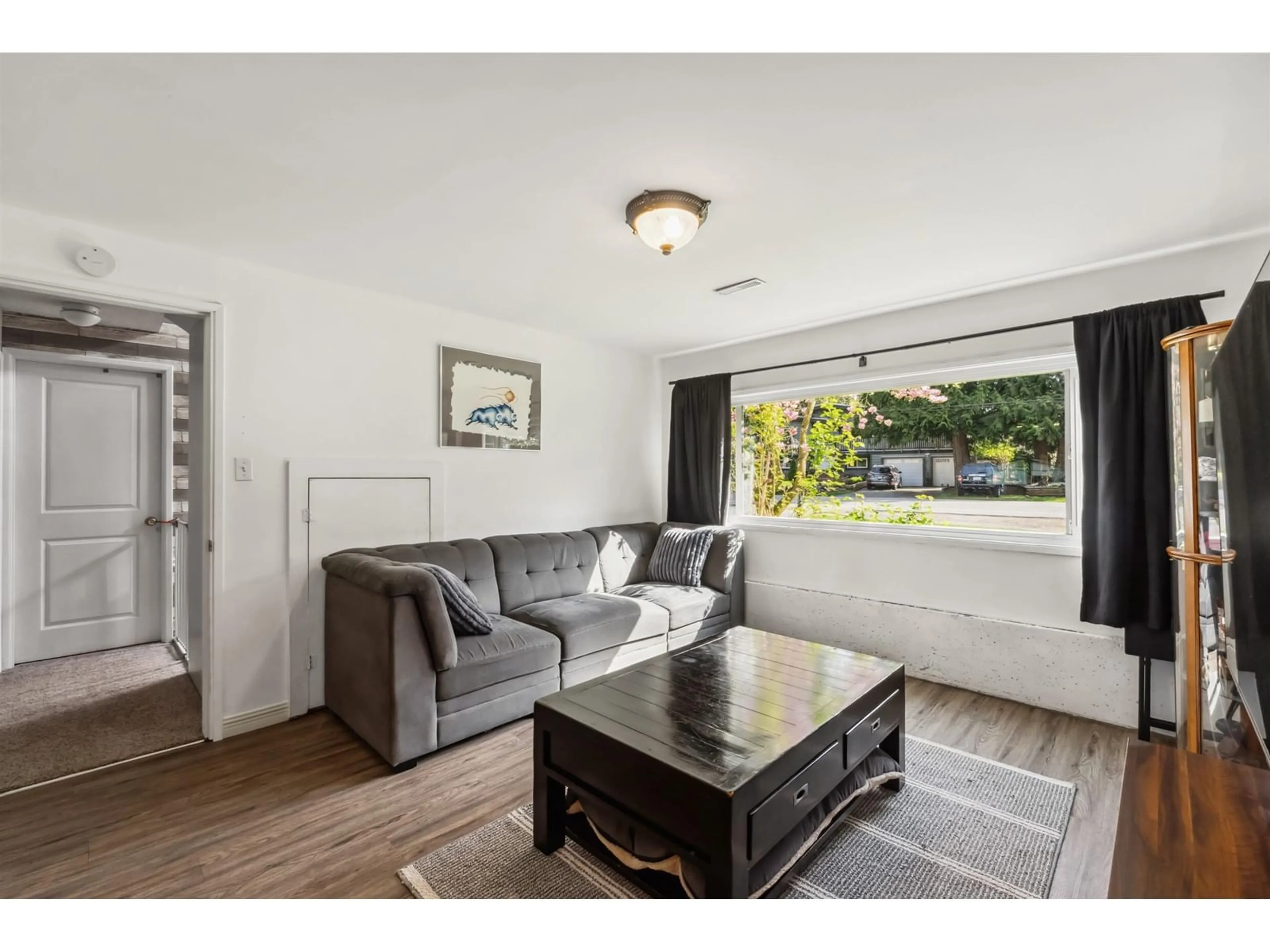 Living room with furniture, wood/laminate floor for 19769 38A, Langley British Columbia V3A4W7