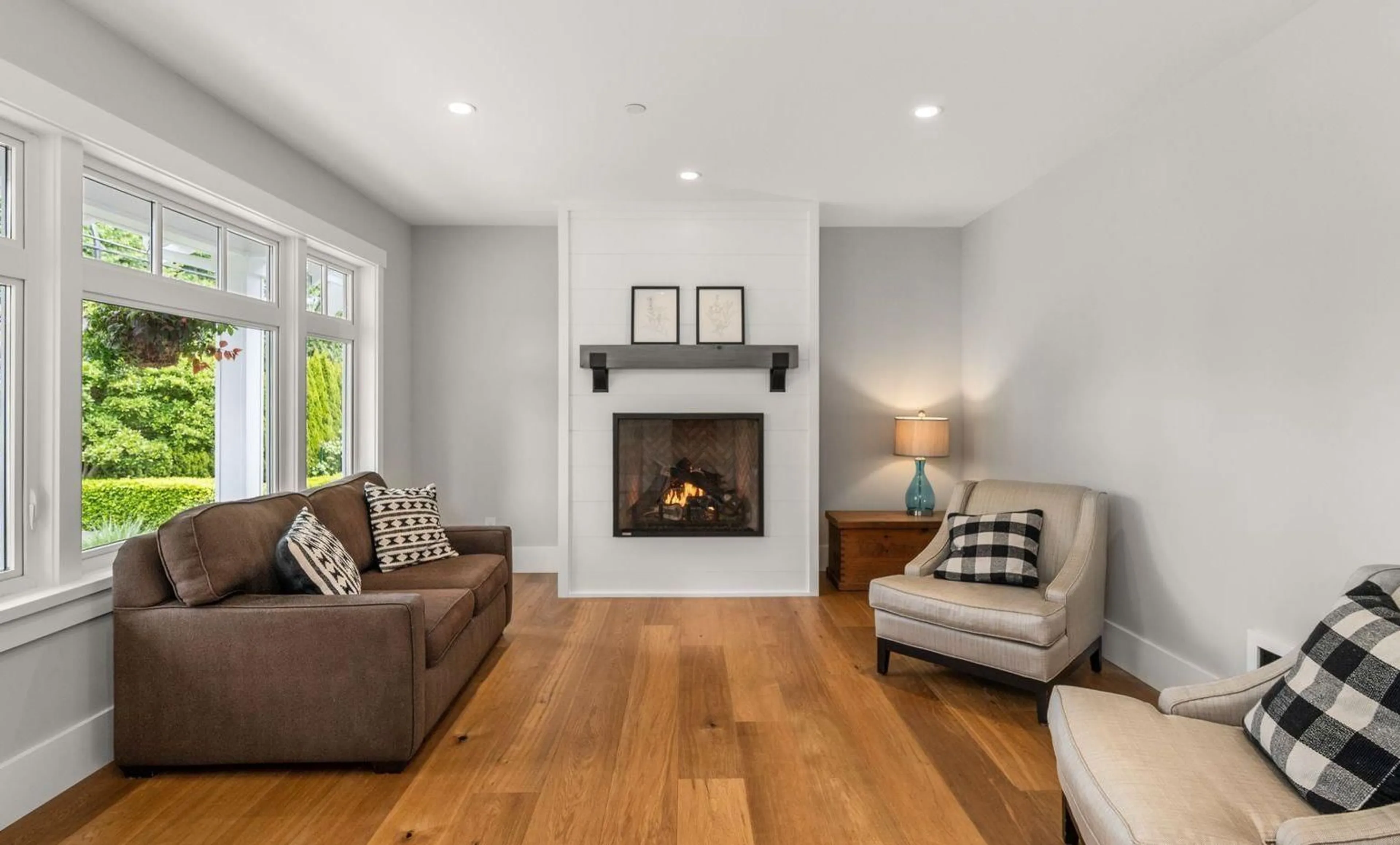Living room with furniture, wood/laminate floor for 15682 THRIFT, White Rock British Columbia V4B2M4