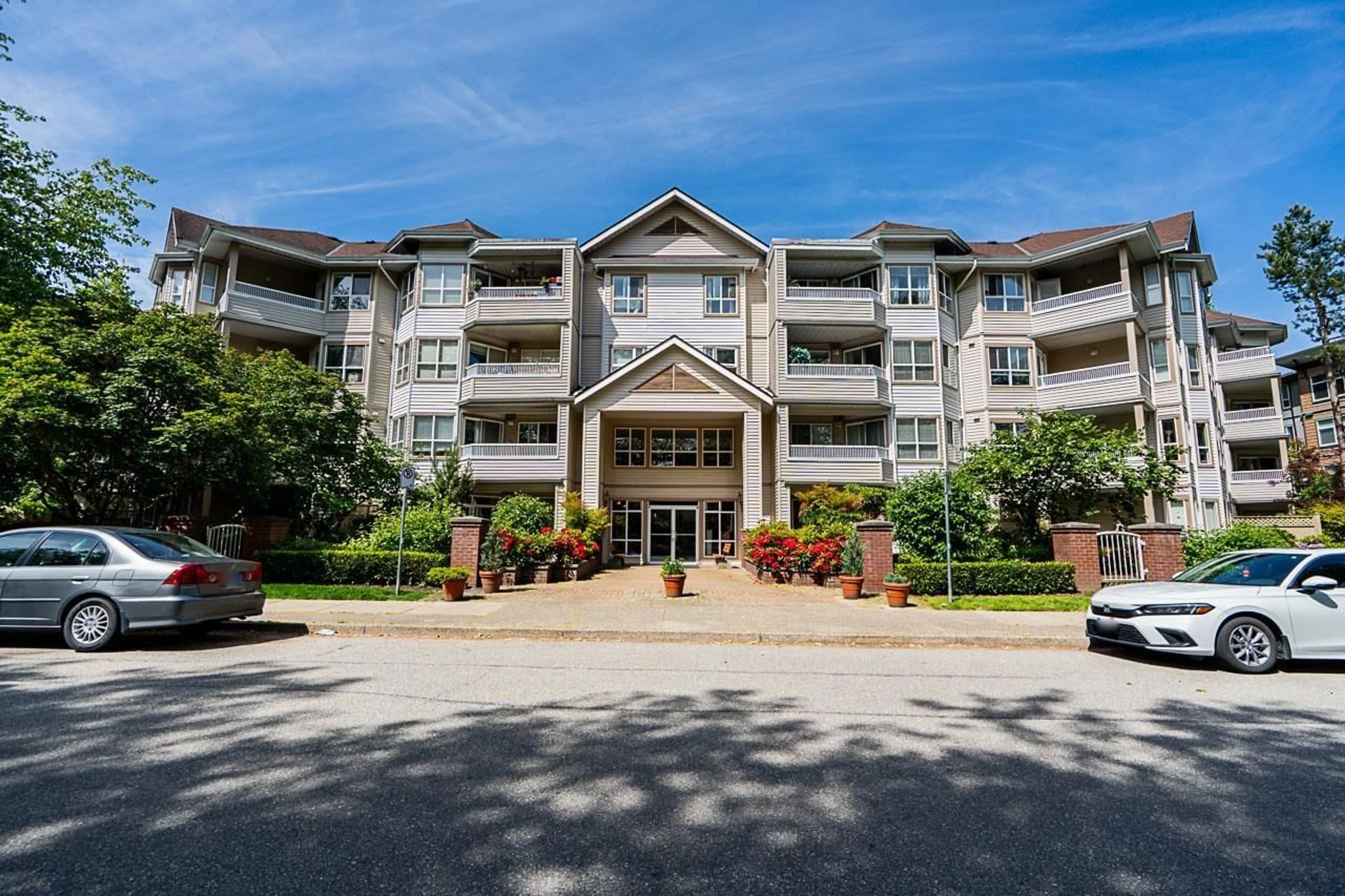 Indoor foyer for #212 - 8139 121A, Surrey British Columbia V3Z0K8