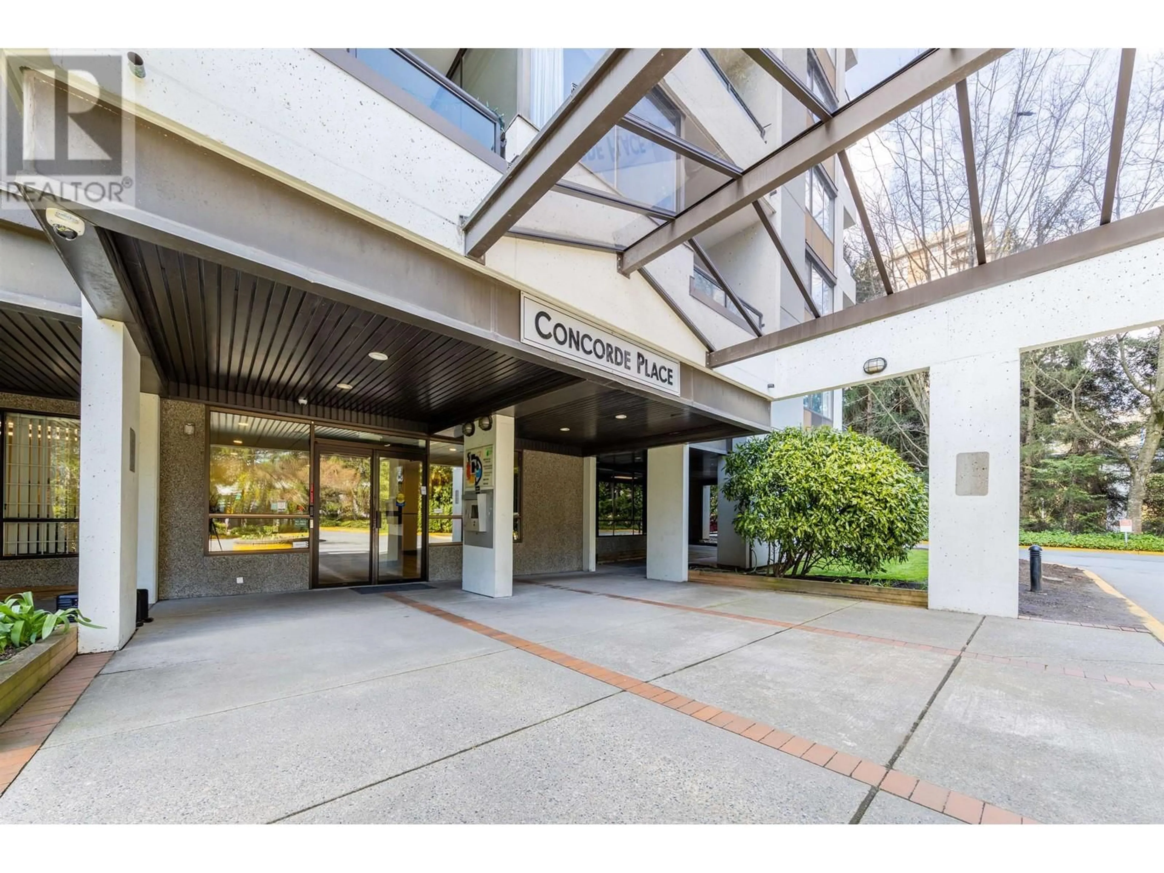 Indoor foyer for 204 - 9521 CARDSTON COURT, Burnaby British Columbia V3N4R8