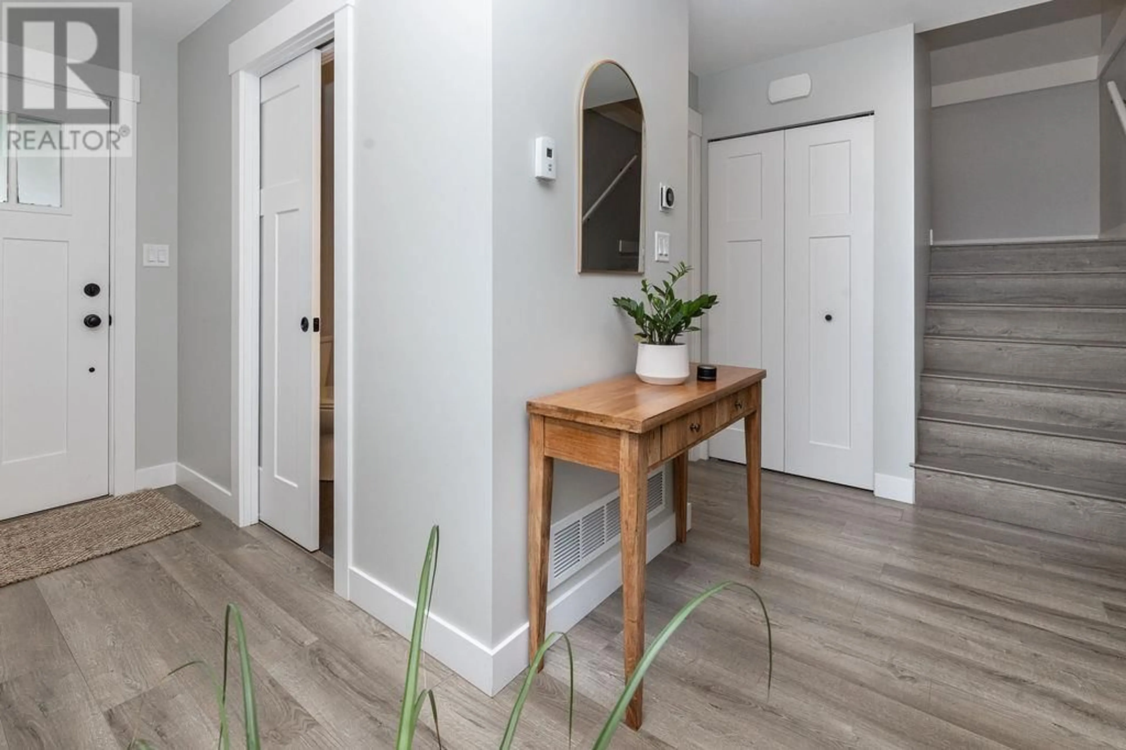 Indoor entryway for 1062 CELIA CRESCENT, Gibsons British Columbia V0N1V7