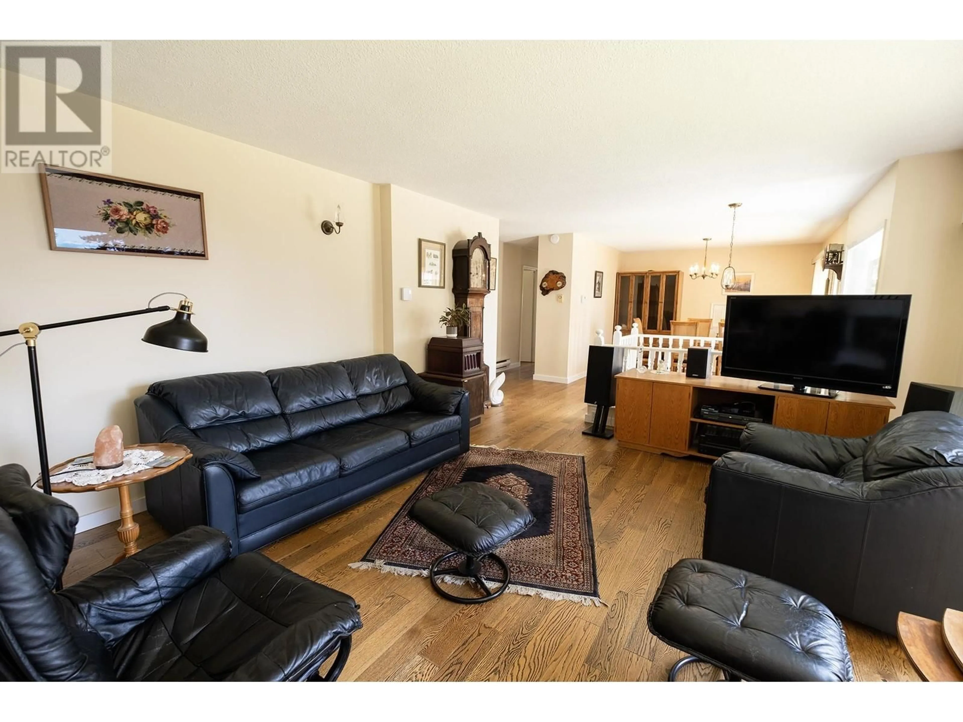 Living room with furniture, wood/laminate floor for 1238 GOWER POINT ROAD, Gibsons British Columbia V0N1V3