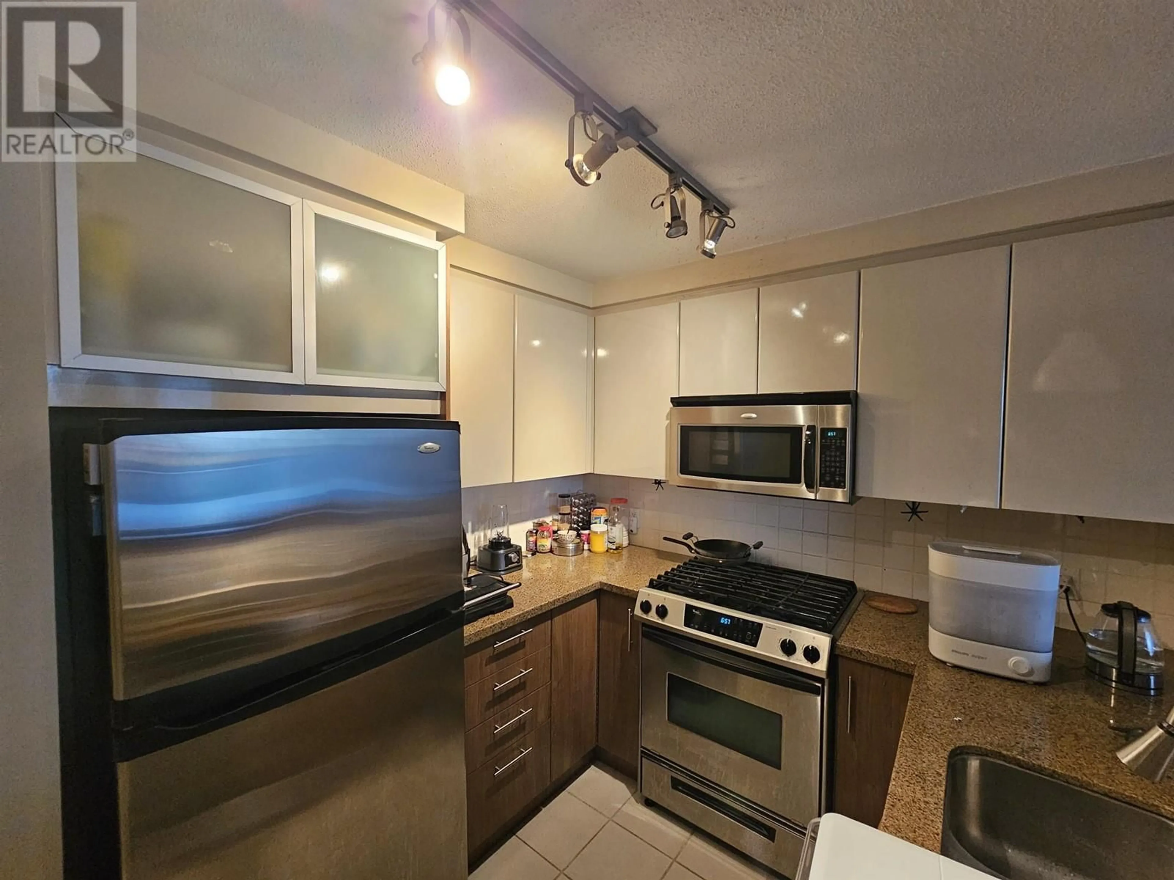 Standard kitchen, unknown for 1703 - 2289 YUKON CRESCENT, Burnaby British Columbia V5C0B2