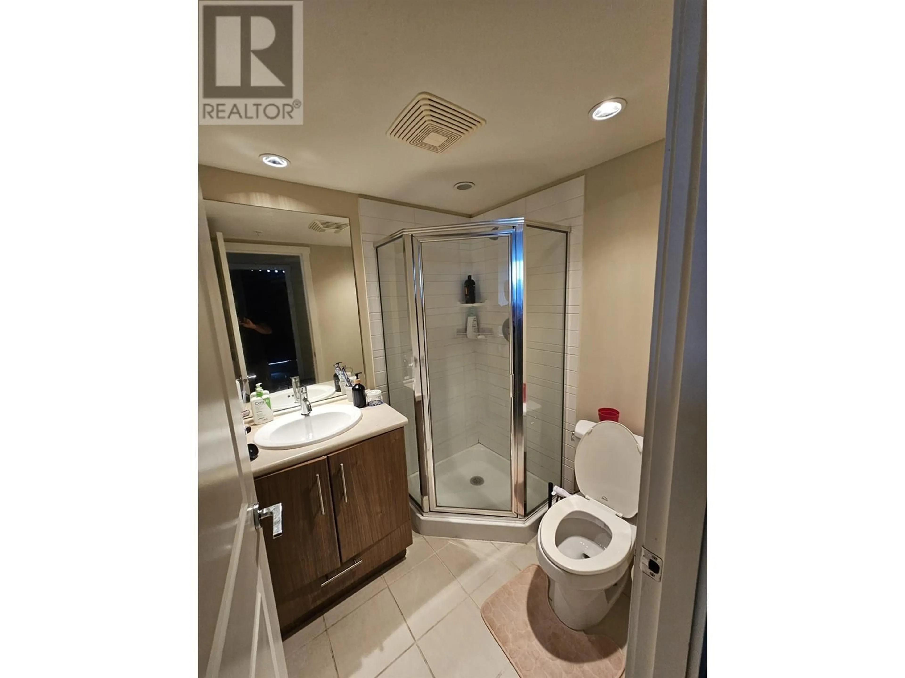 Standard bathroom, ceramic/tile floor for 1703 - 2289 YUKON CRESCENT, Burnaby British Columbia V5C0B2