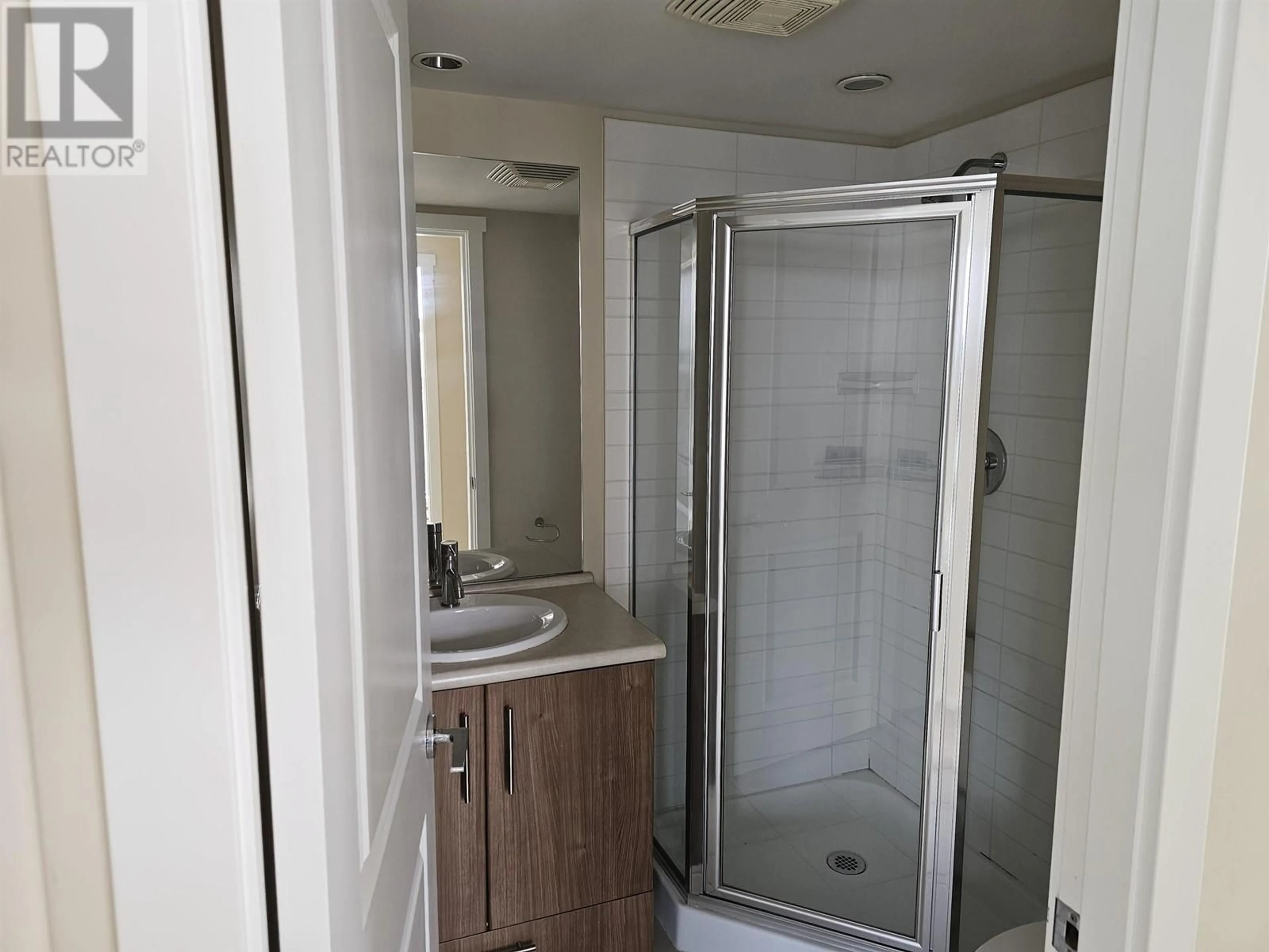 Standard bathroom, floor is not visible for 1703 - 2289 YUKON CRESCENT, Burnaby British Columbia V5C0B2