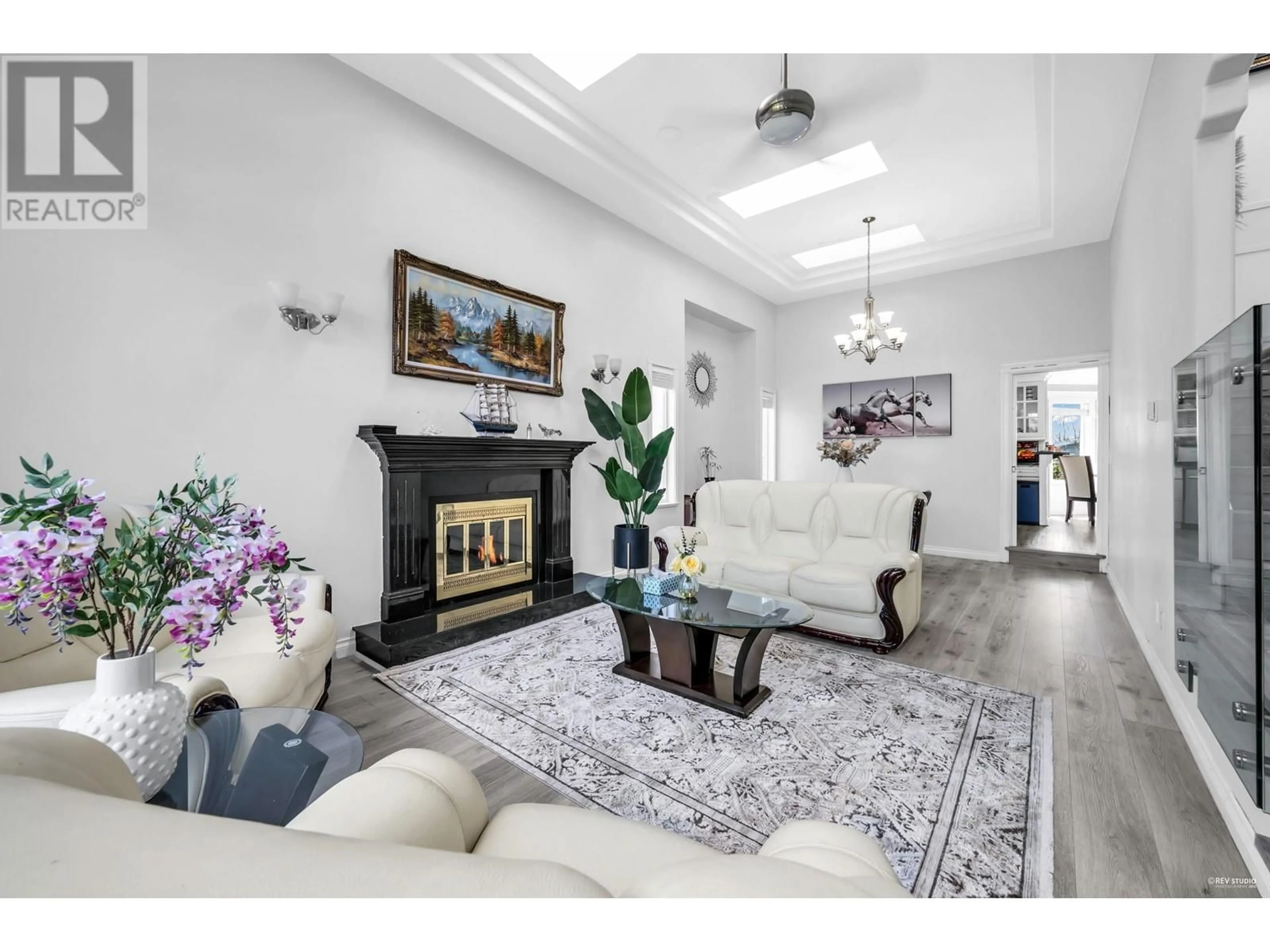 Living room with furniture, unknown for 2226 DUBLIN STREET, New Westminster British Columbia V3M3B1
