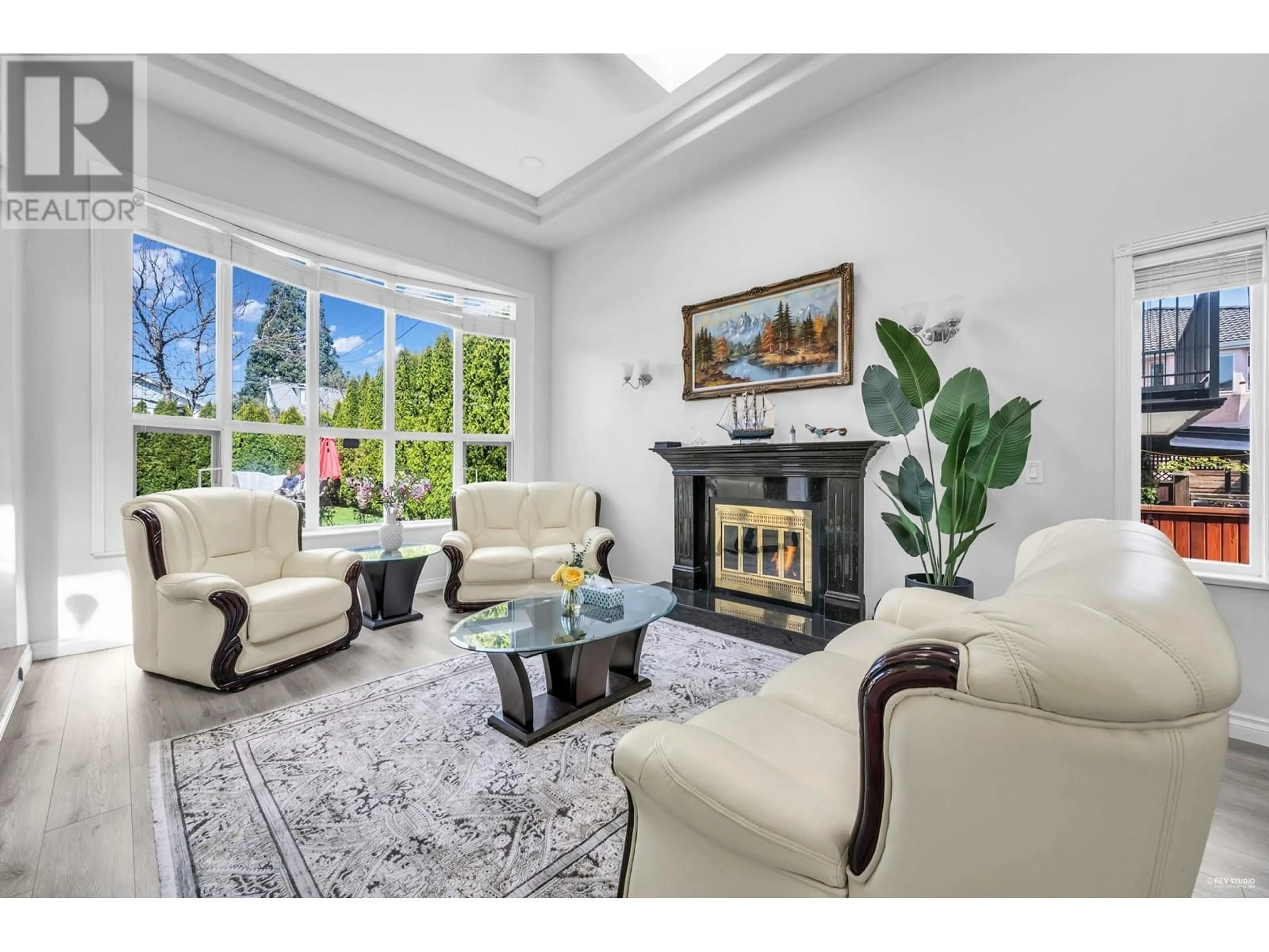 Living room with furniture, unknown for 2226 DUBLIN STREET, New Westminster British Columbia V3M3B1