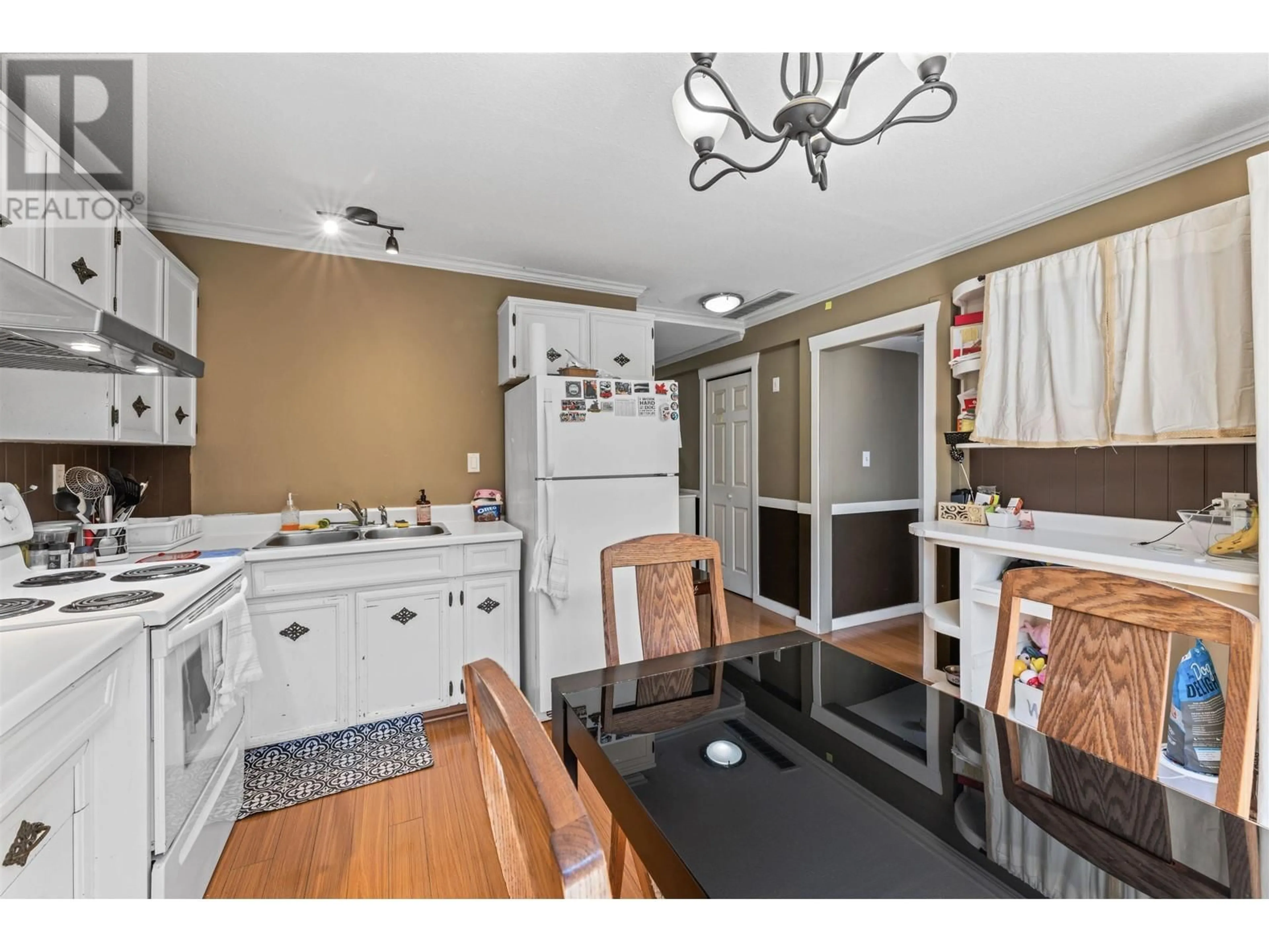 Standard kitchen, ceramic/tile floor for 4946 44B AVENUE, Delta British Columbia V4K1J1
