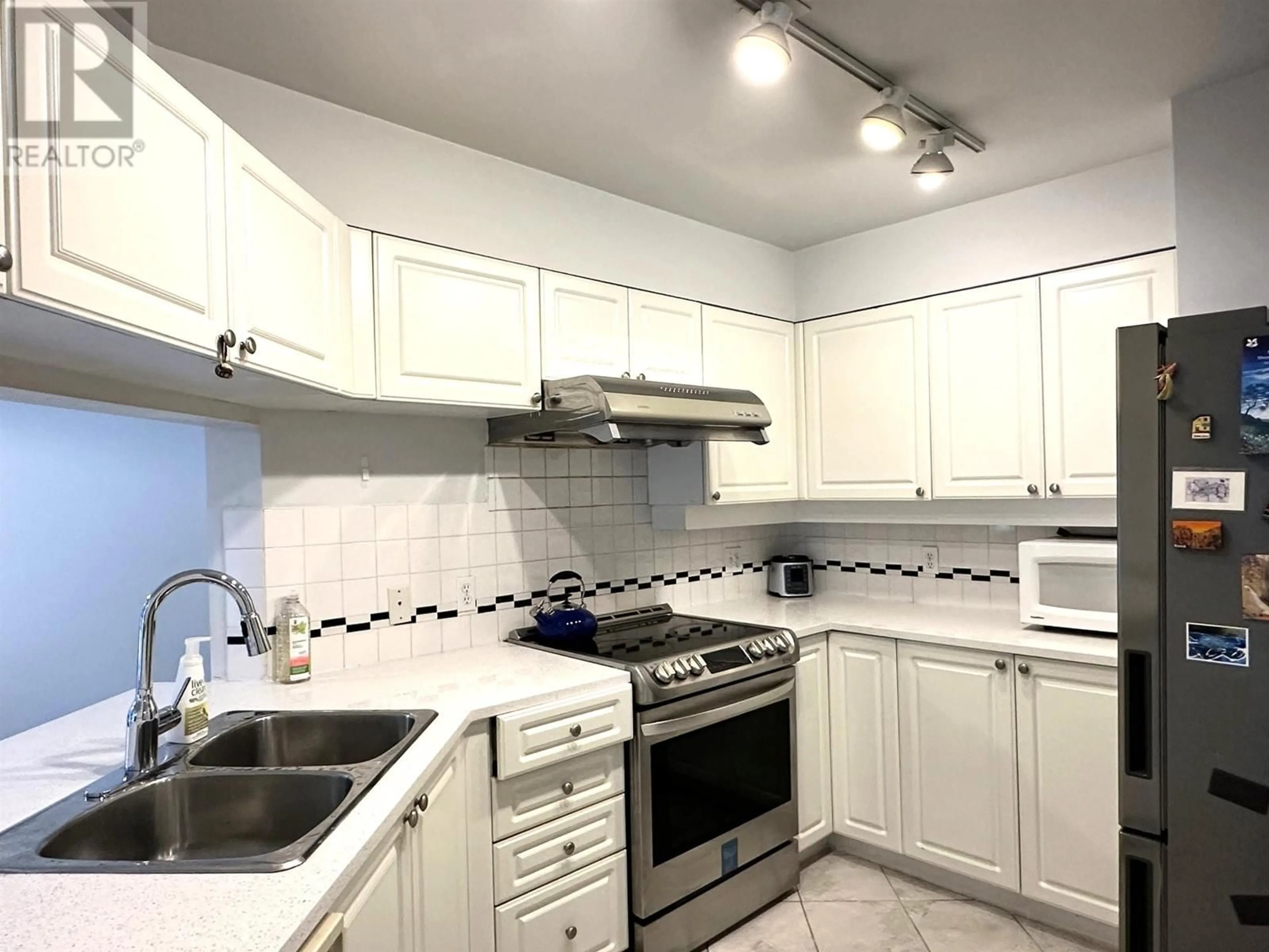 Standard kitchen, unknown for 201 - 6188 PATTERSON AVENUE, Burnaby British Columbia V5H2N1