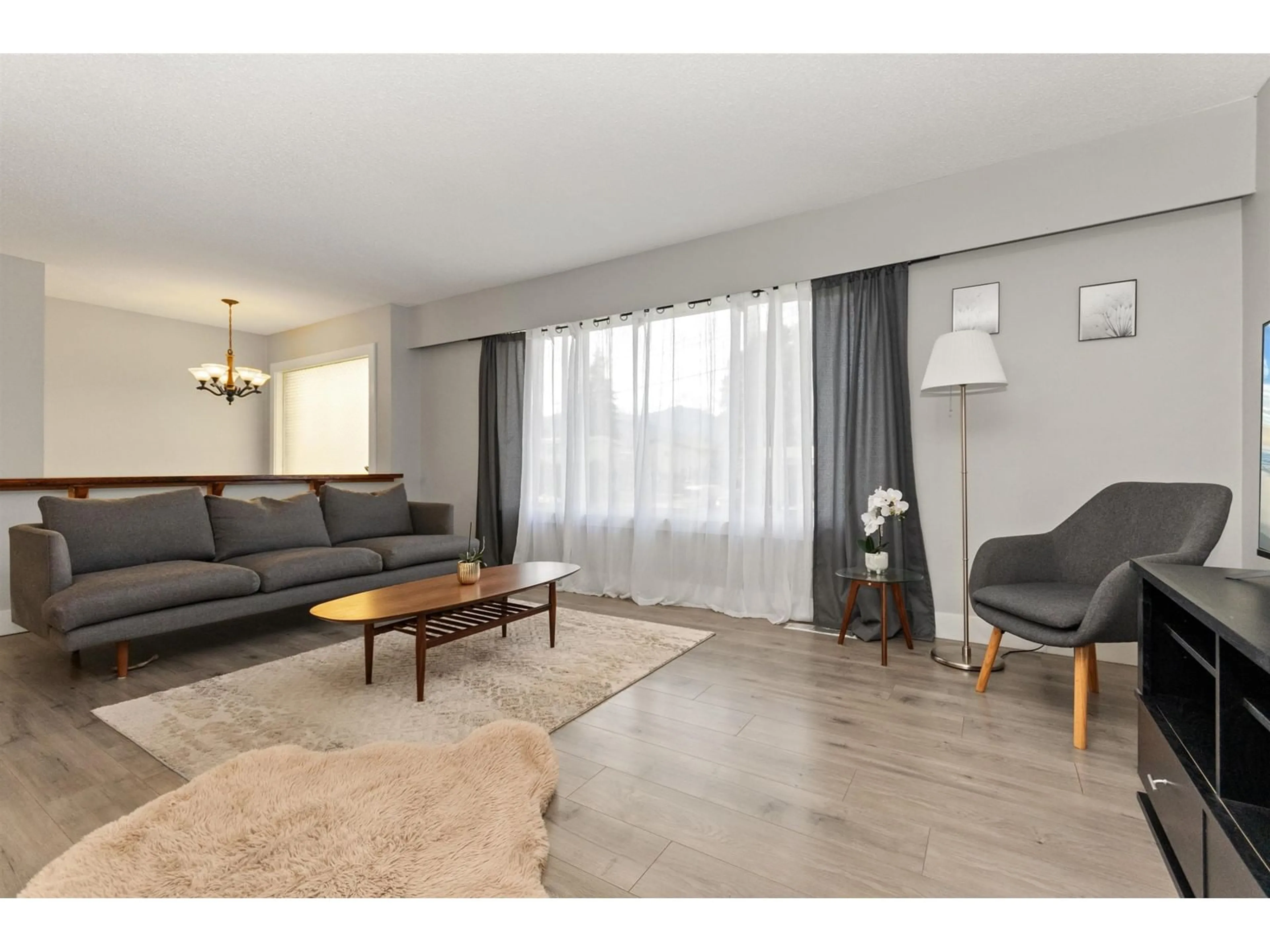 Living room with furniture, wood/laminate floor for 9476 PAULA CRESCENT, Chilliwack British Columbia V2P6H2