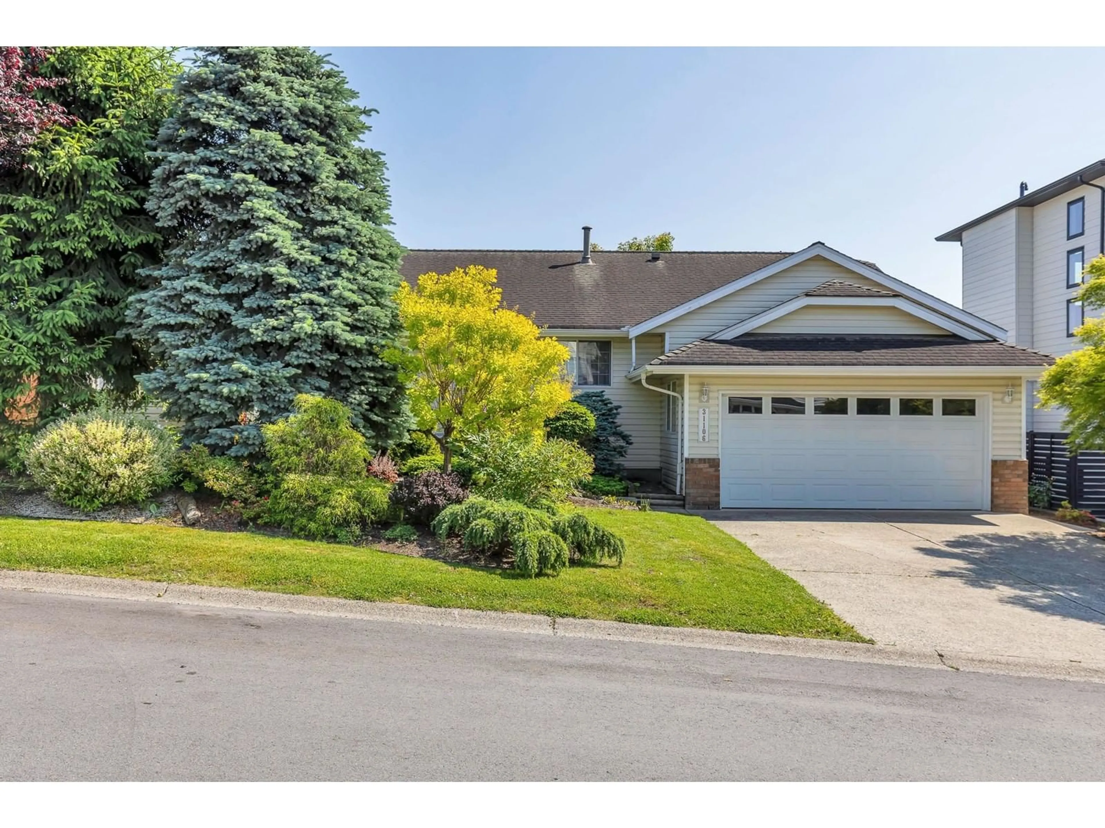 Home with vinyl exterior material, street for 31106 KINGFISHER, Abbotsford British Columbia V2T5K4