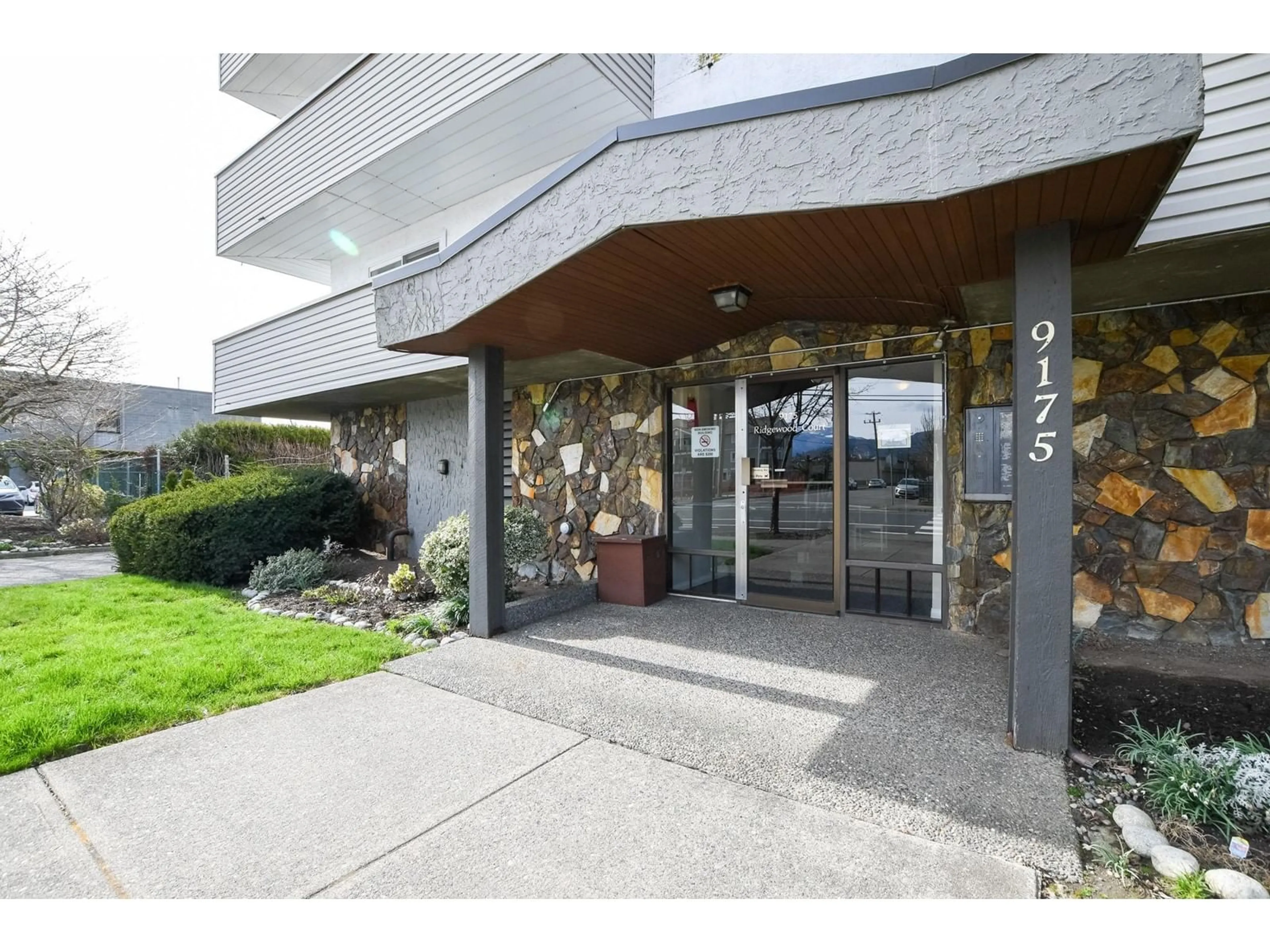 Indoor foyer for 101 - 9175 MARY STREET, Chilliwack British Columbia V2P4H7